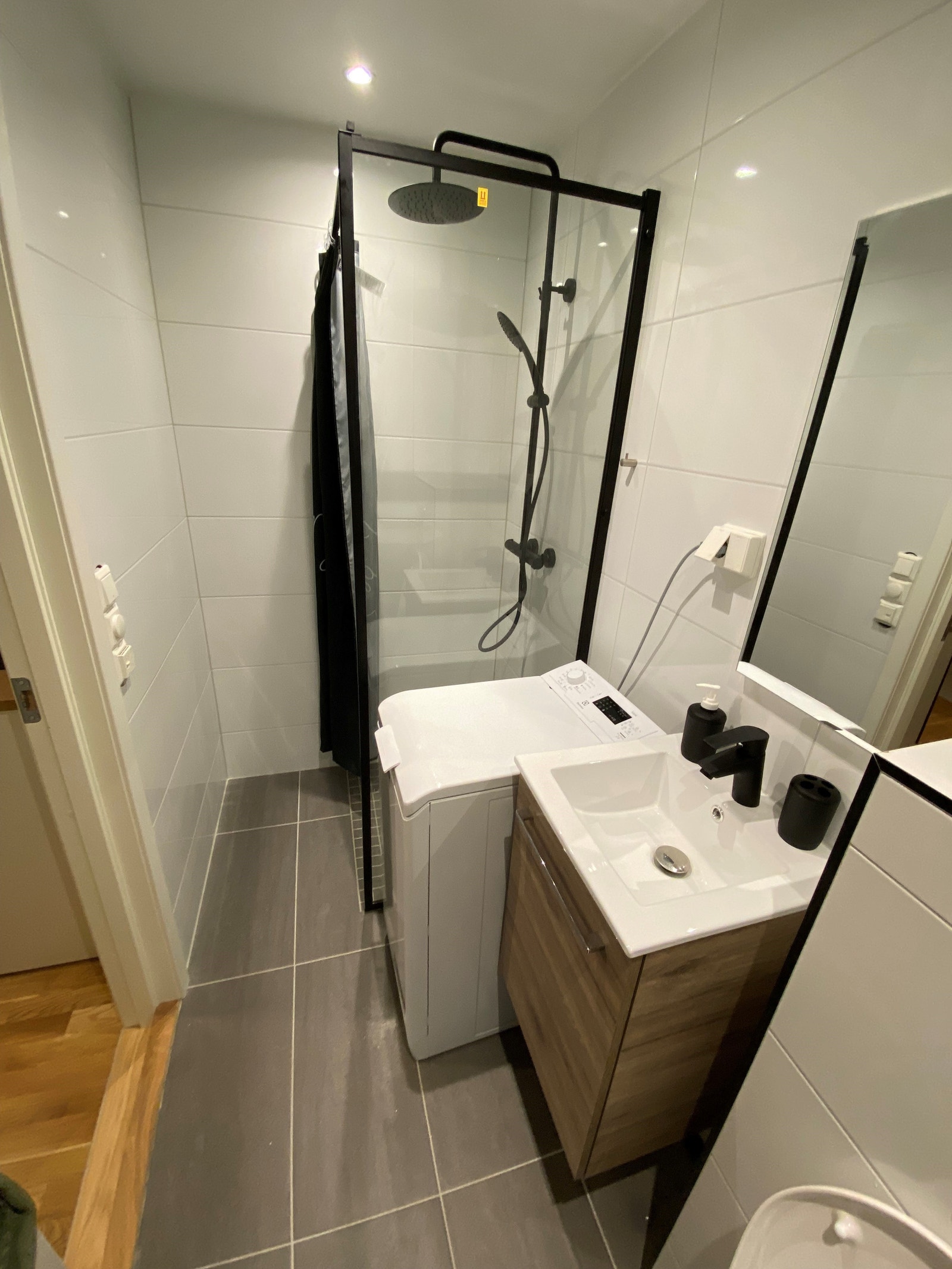 Eget bad med vaskemaskin Galleribilde