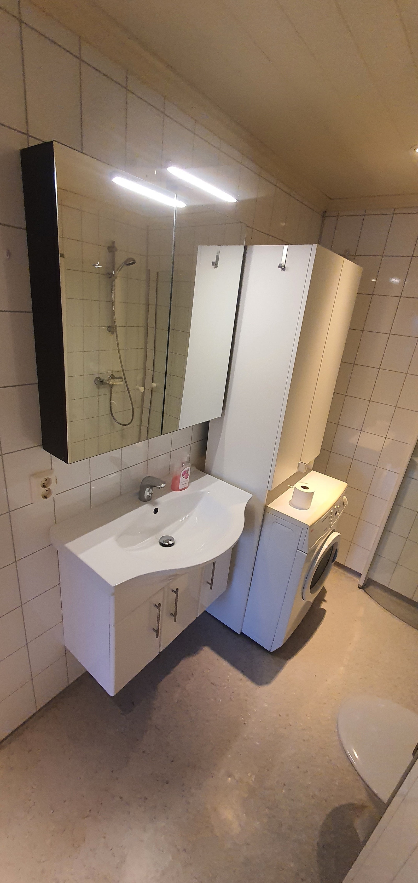 Bad, vaskemaskin og skap følger med Galleribilde