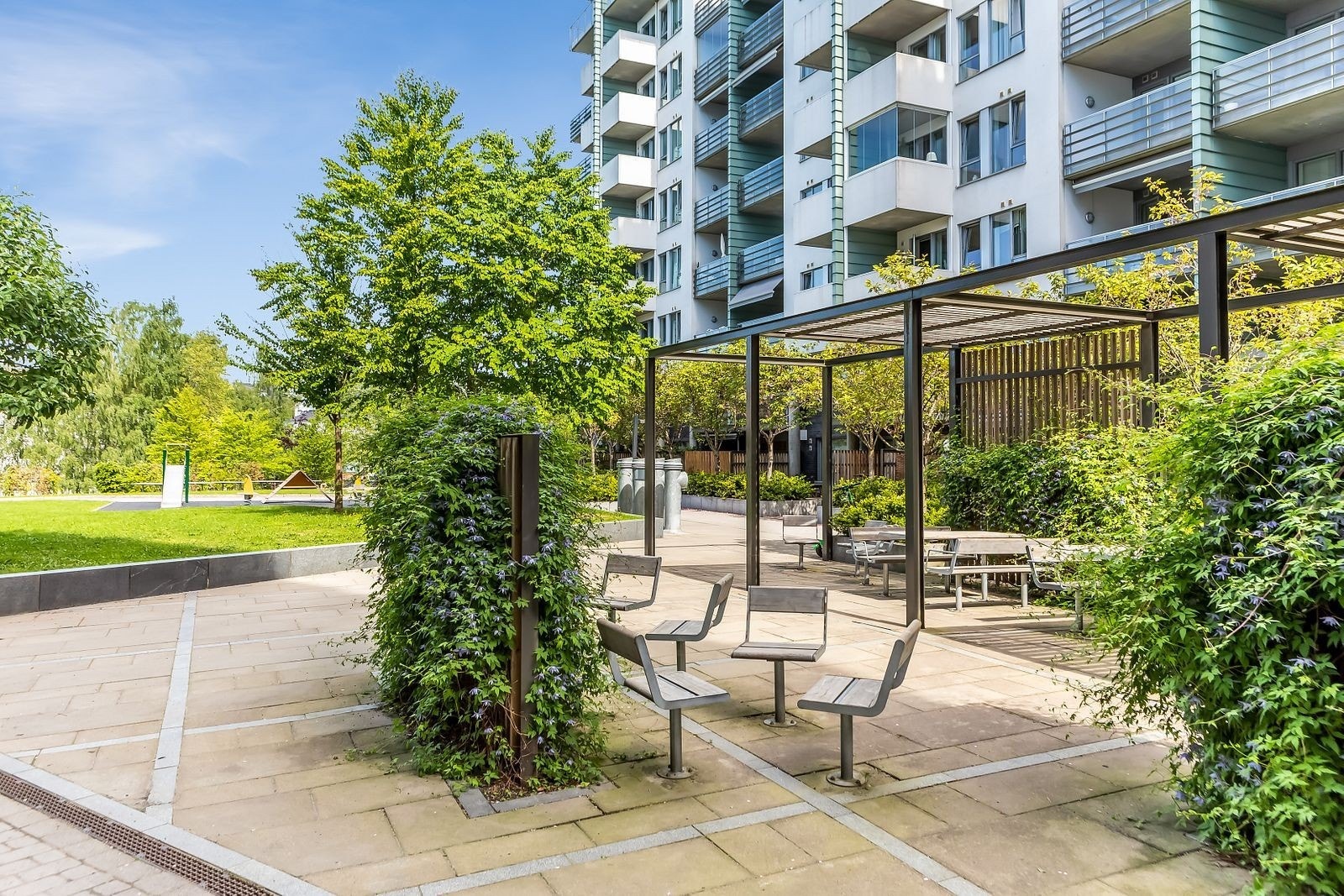 Uteområde med benker og bord Galleribilde