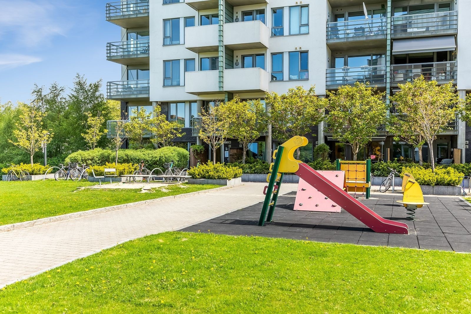 Uteområde med sittegrupper og lekeapparater Galleribilde