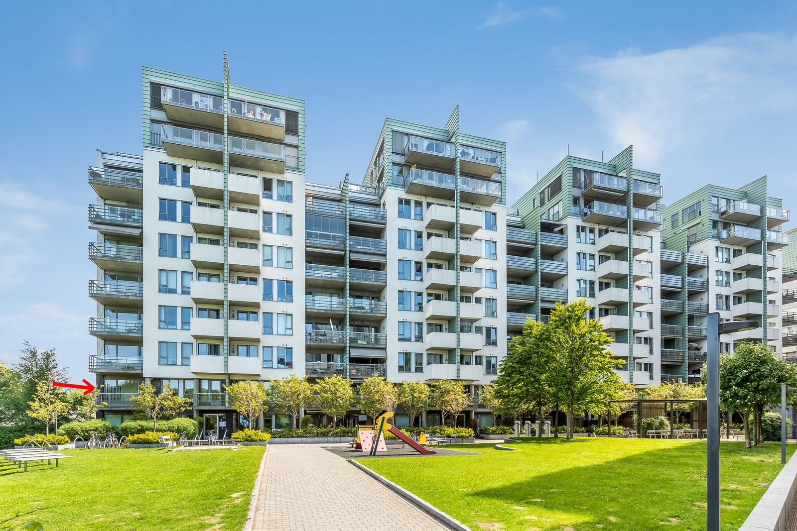 Representativ boligkompleks fra 2007 - leiligheten markert med rød pil Galleribilde