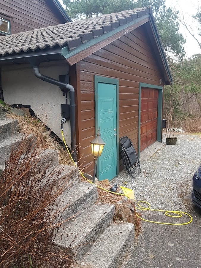 Lader på egen parkering Galleribilde