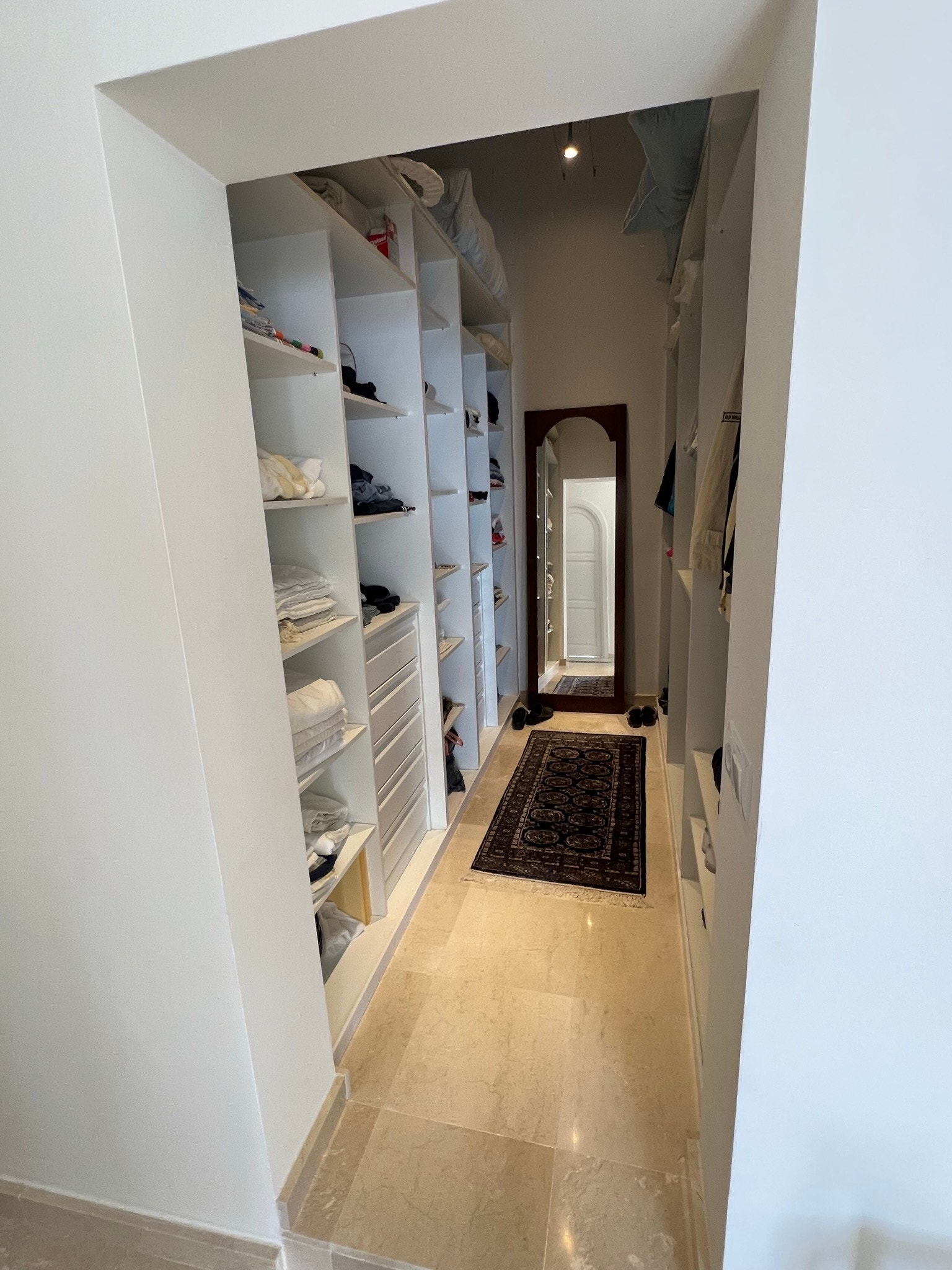 Walk-in closet - Soverom 2 Galleribilde