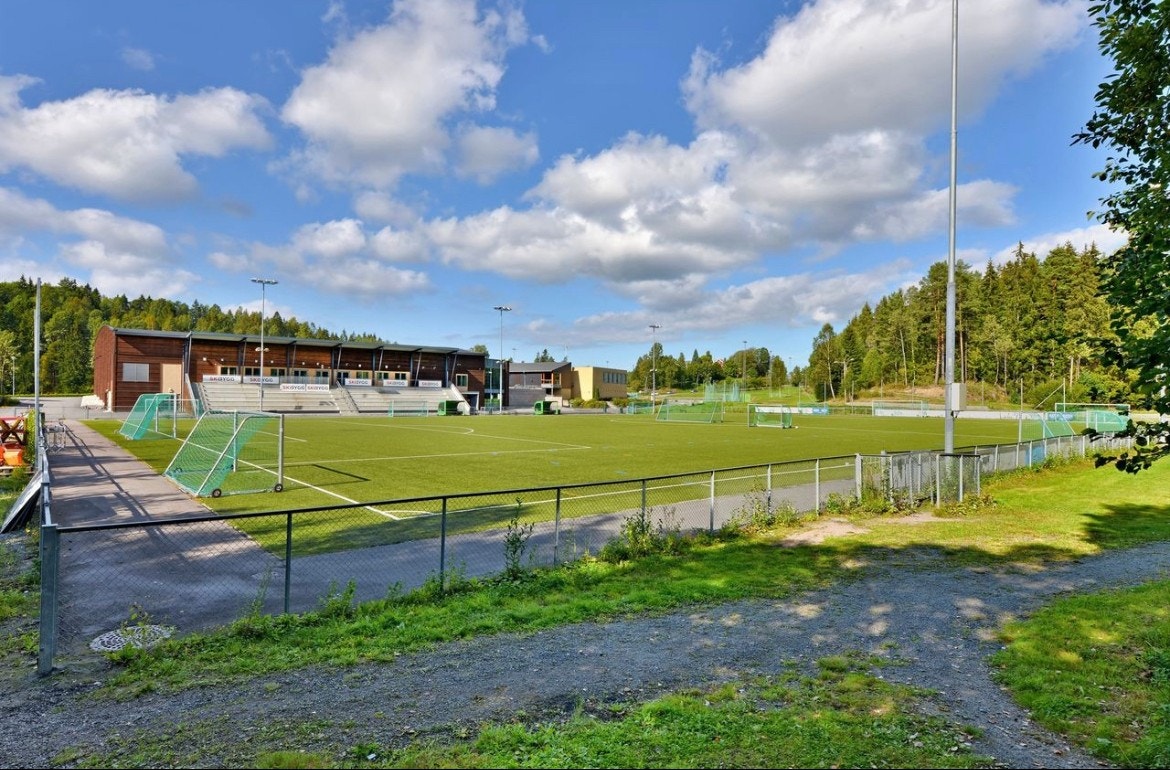 Rett ved nyere idrettsanlegg i regi av Oppegård idrettslag med oppvarmet kunstgressbane, idrettshall og aktivitetspark. Galleribilde