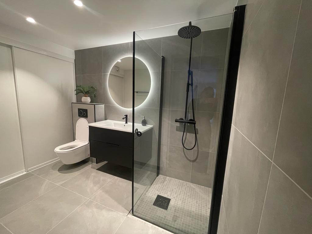 Lekkert bad renovert i 2020. Flislagt gulv, delvis flislagt vegg - vegghengt toalett- baderomsinnredning - dusj med dusjvegger - downlights i himling. Galleribilde