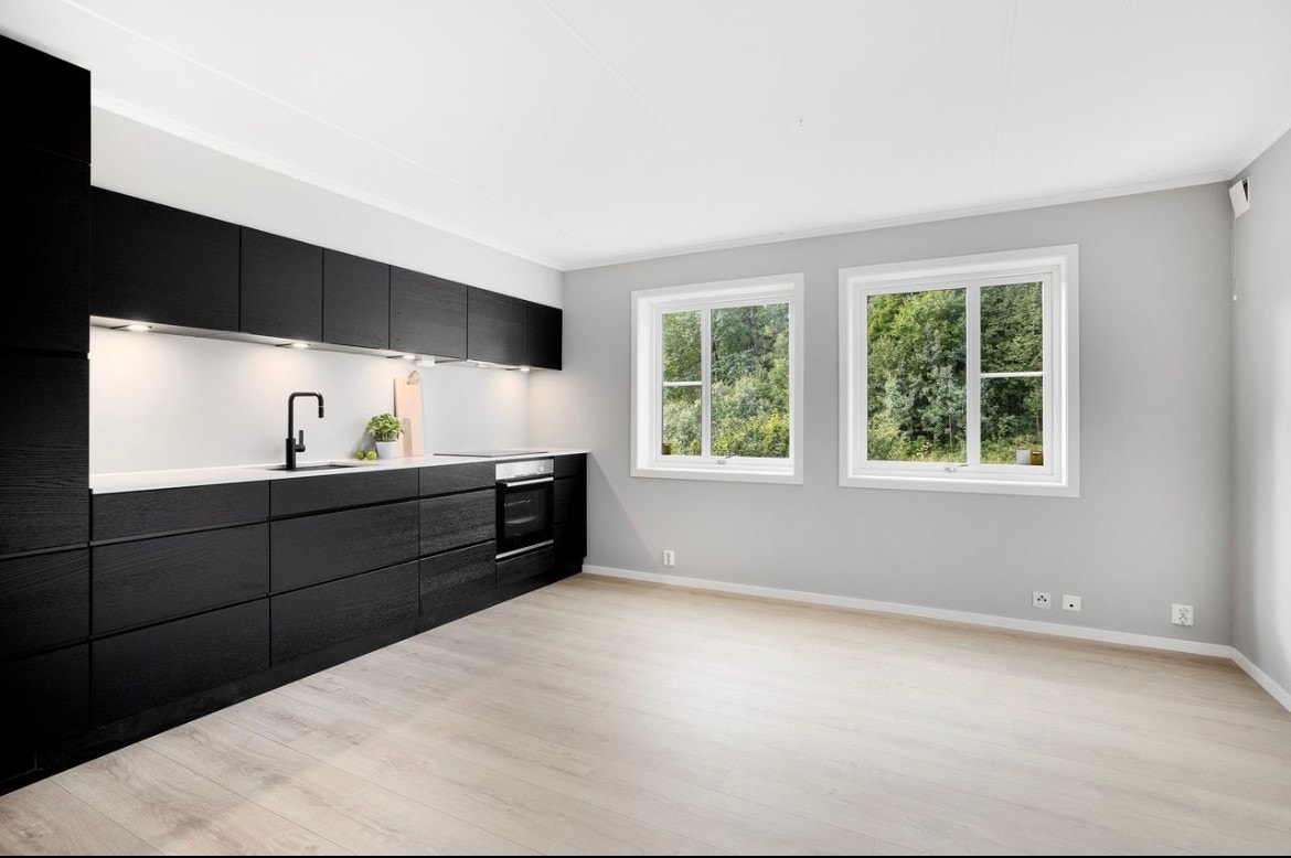 Kvik Kjøkken - integrerte hvitevarer følger; kombinert kjøl og fryseskap, induksjon platetopp, komfyr og oppvaskmaskin, kompositt benkplate og sprutplate - underlimt vask Galleribilde