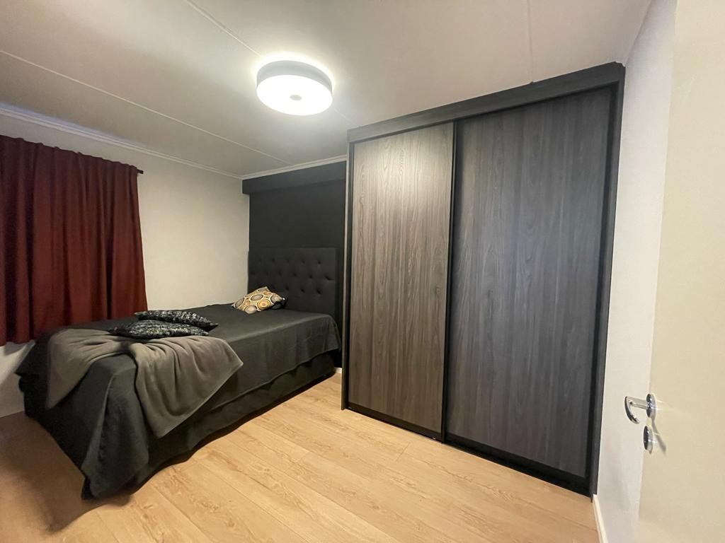 Lysere og romslige soverom med plass til dobbeltseng og garderobeløsning fra Rival. Galleribilde