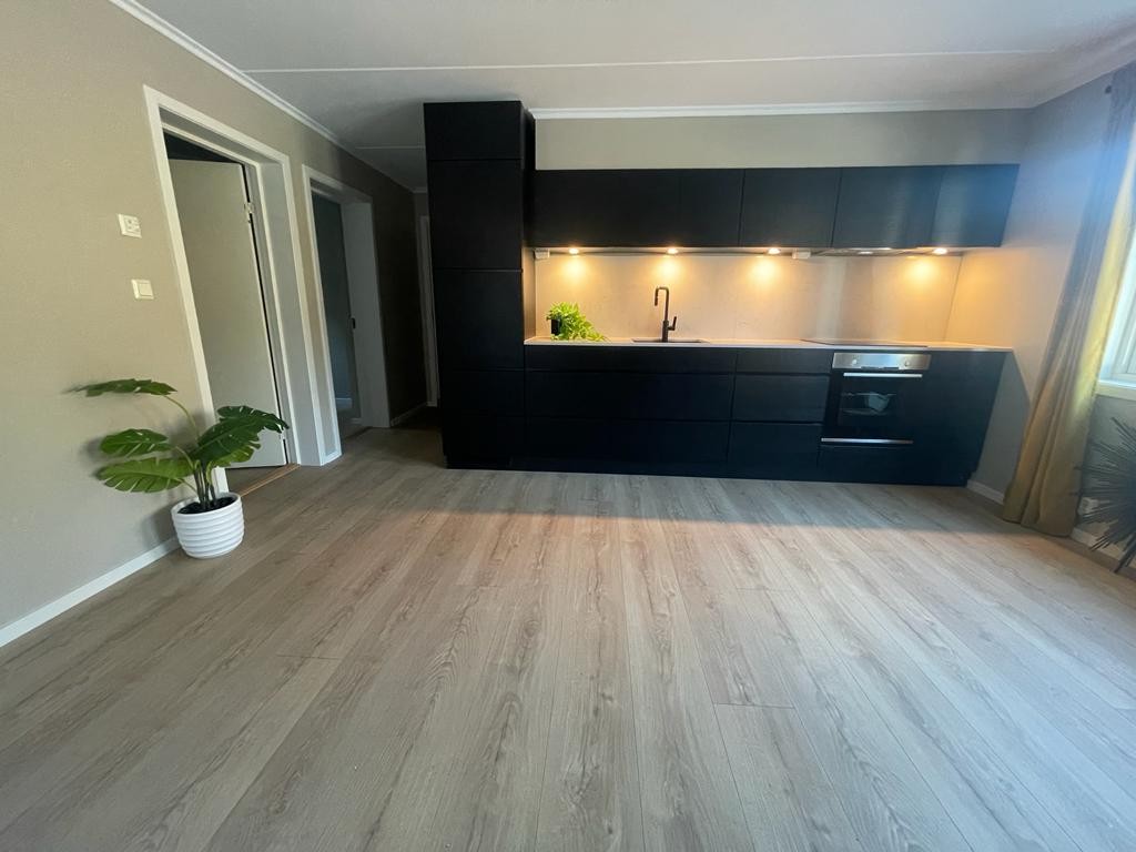 Kvik Kjøkken - integrerte hvitevarer følger; kombinert kjøl og fryseskap, induksjon platetopp, komfyr og oppvaskmaskin, kompositt benkplate og sprutplate - underlimt vask Galleribilde