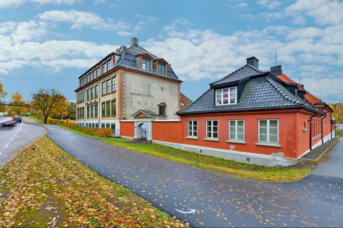 Rett ved Greverud barneskole - gangavstand til Flåtestad ungdomsskole - Roald Amundsen videregående skole ligger på Sofiemyr. Galleribilde