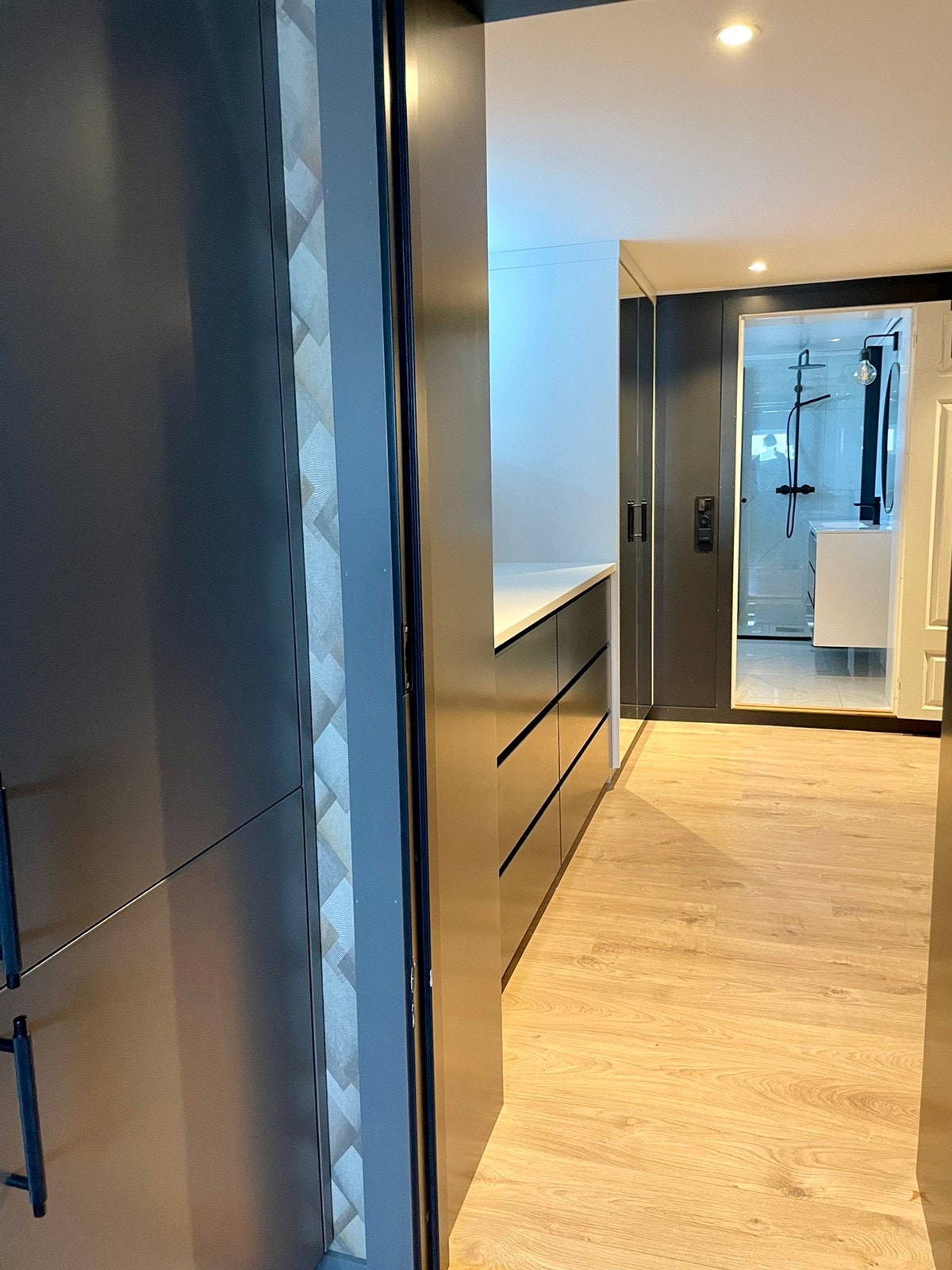 Fra kjøkken til soverom og så bad. Galleribilde