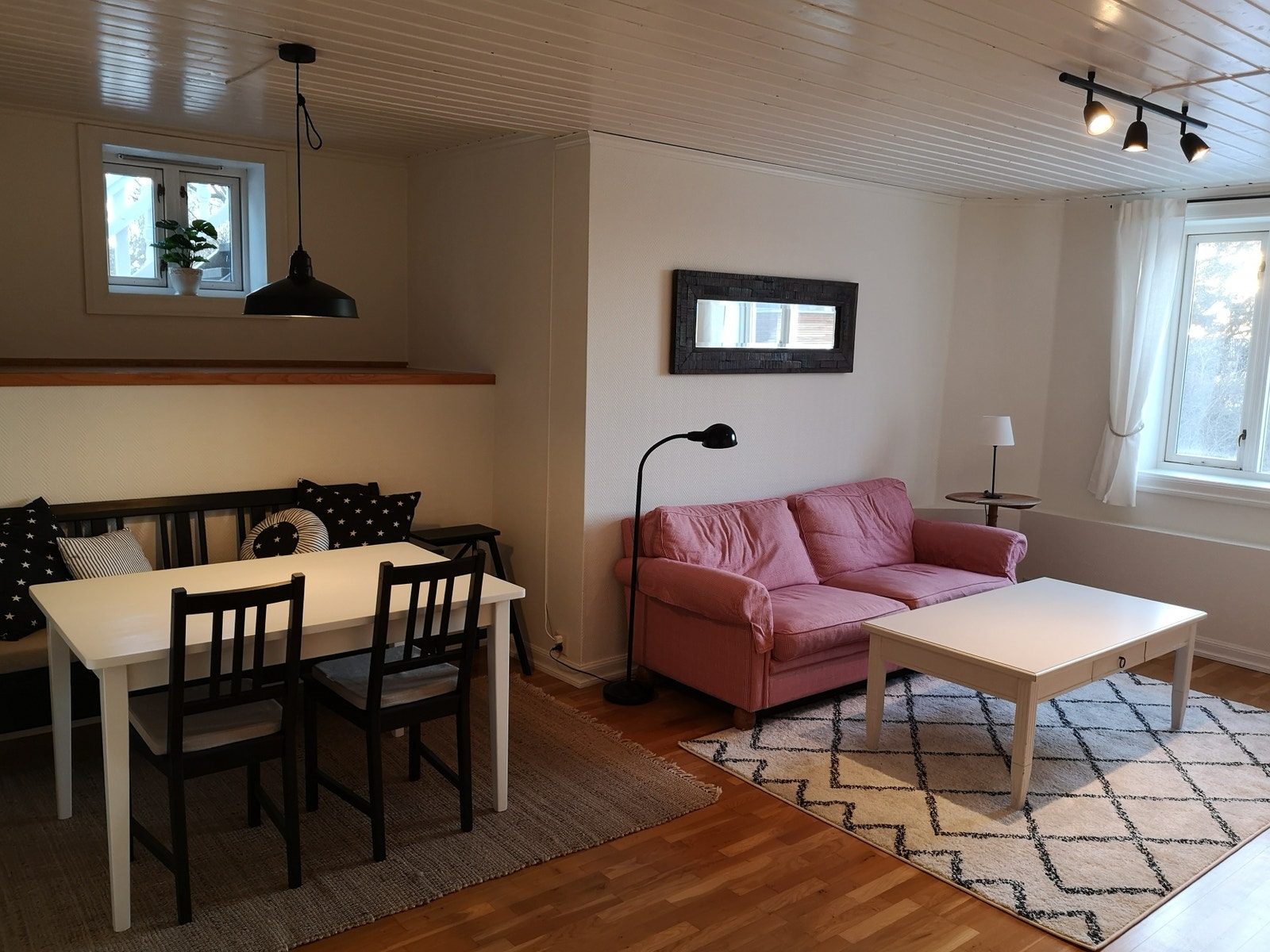 Stue med spiseplass. Sofa følger ikke med Galleribilde