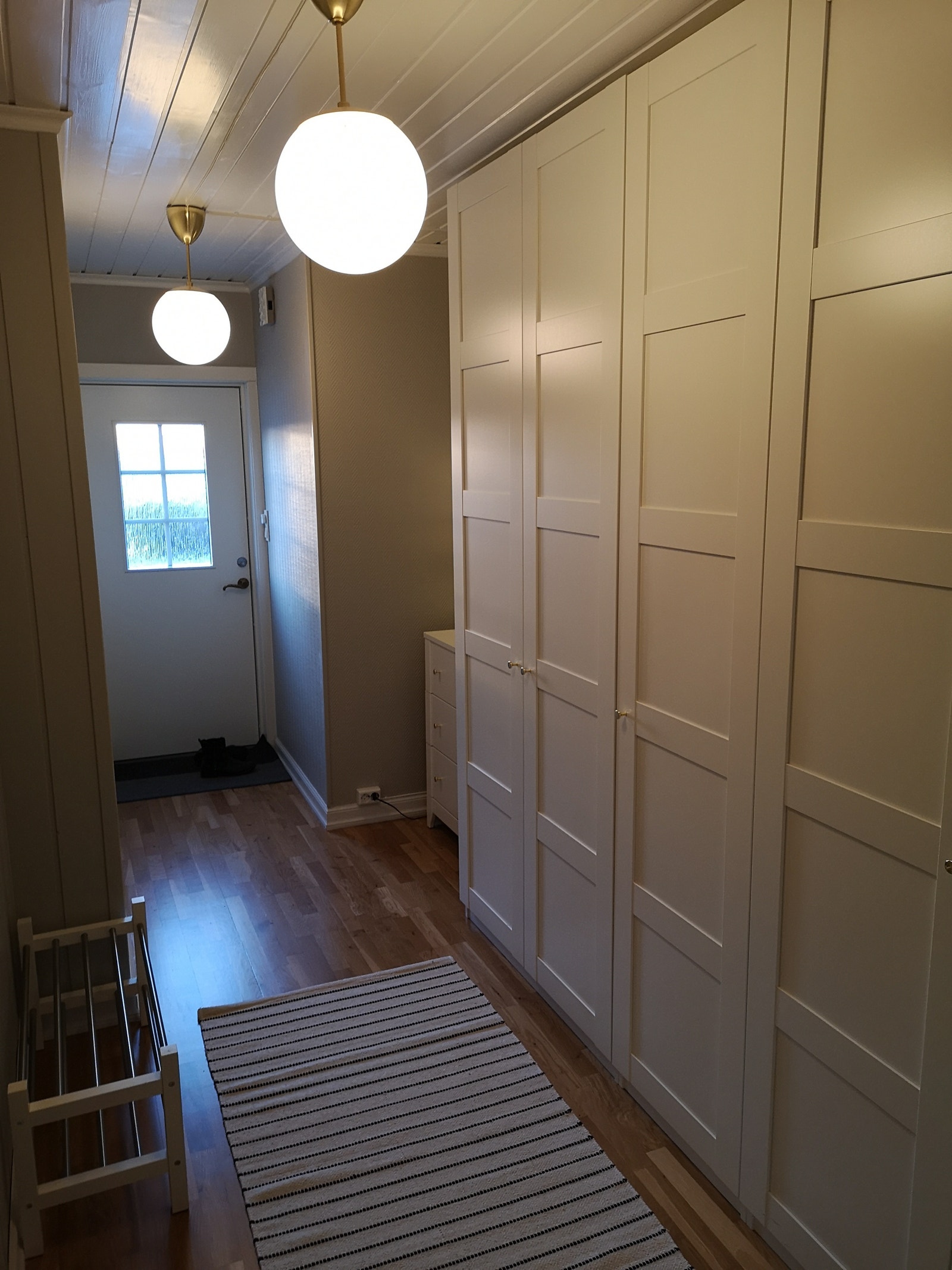 Romslig gang med mye skapplass Galleribilde