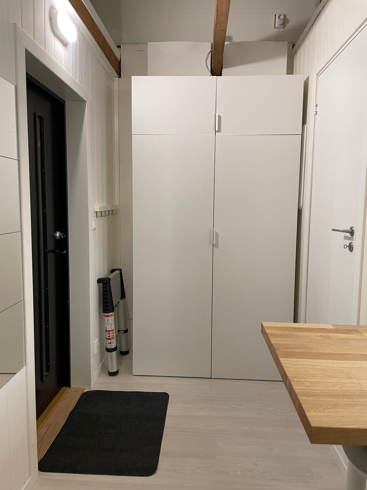 Stort klesskap i gangen Galleribilde