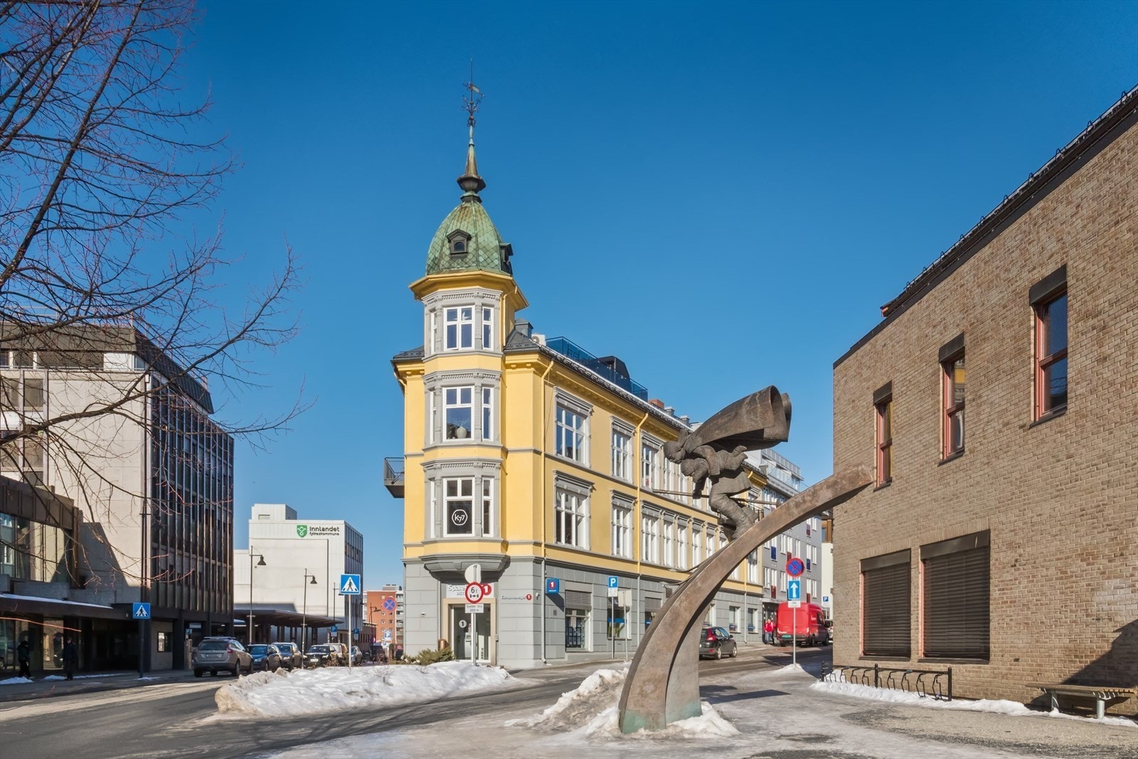 Kun et kort spasertur på ca 100 meter til gågata med alt av bymessige fasiliteter og servicetilbud. Kort avstand til Søndre Park med kafé, samt sportsplass, treningssentre og fotballbane m.m Galleribilde