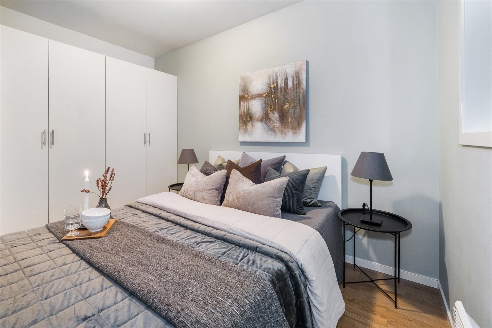 Soverom med plass til seng og garderobeskap. Galleribilde