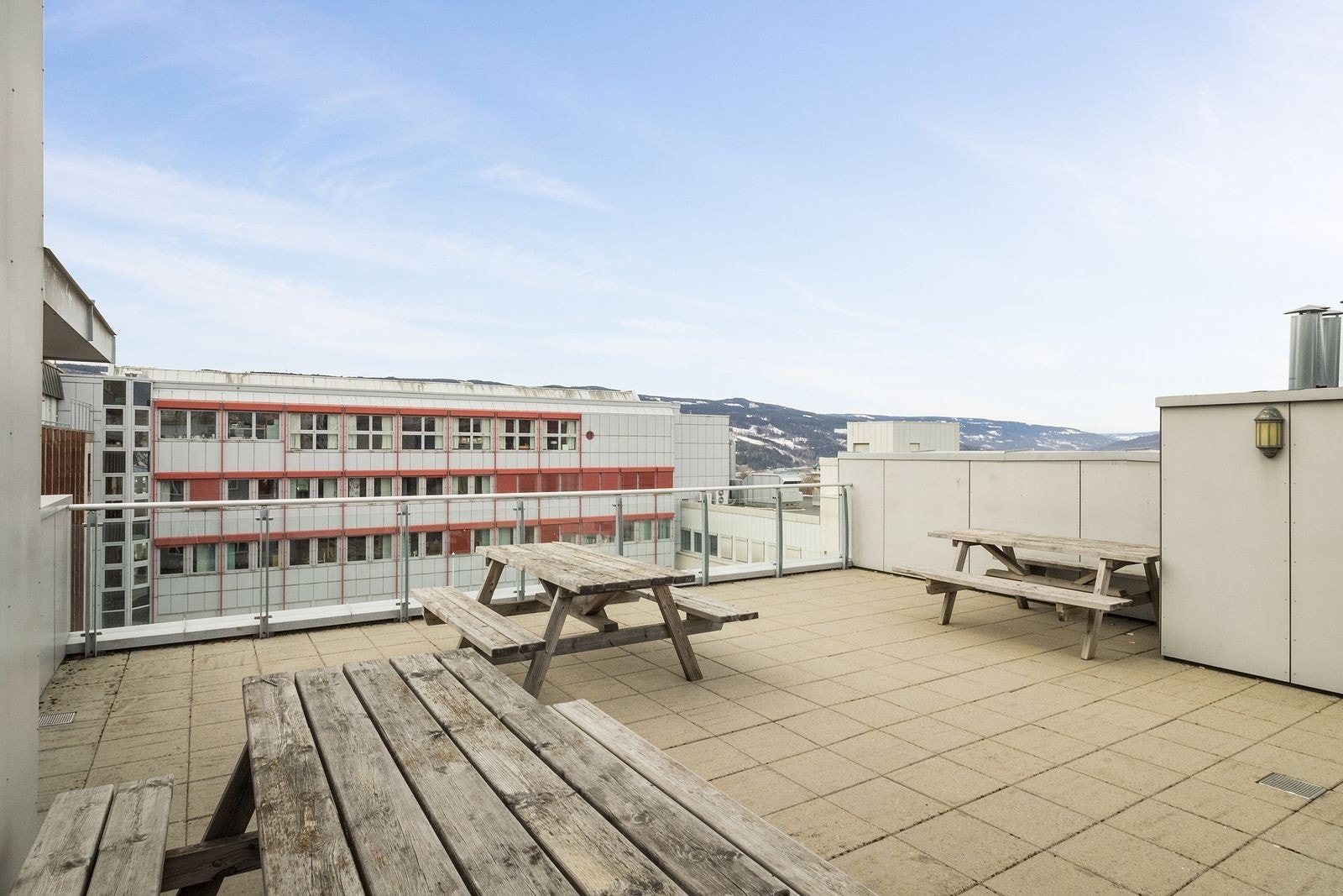 Det er god plass for flere grupper påmelding takterrassen. Galleribilde