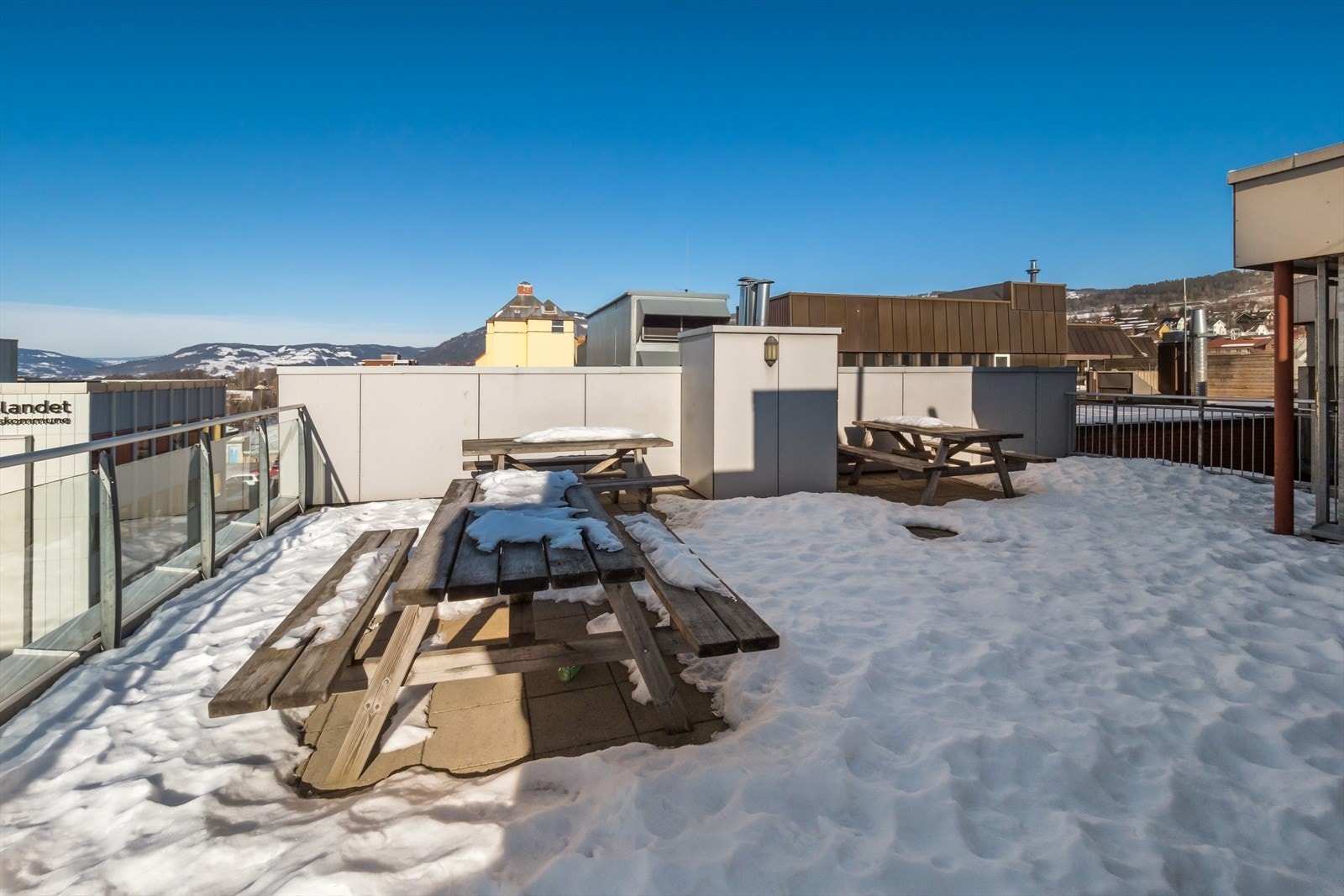 Felles takterrasse der ettermiddag- og kveldssolen kan nytes og med noe utsikt til fjellene rundt. Galleribilde
