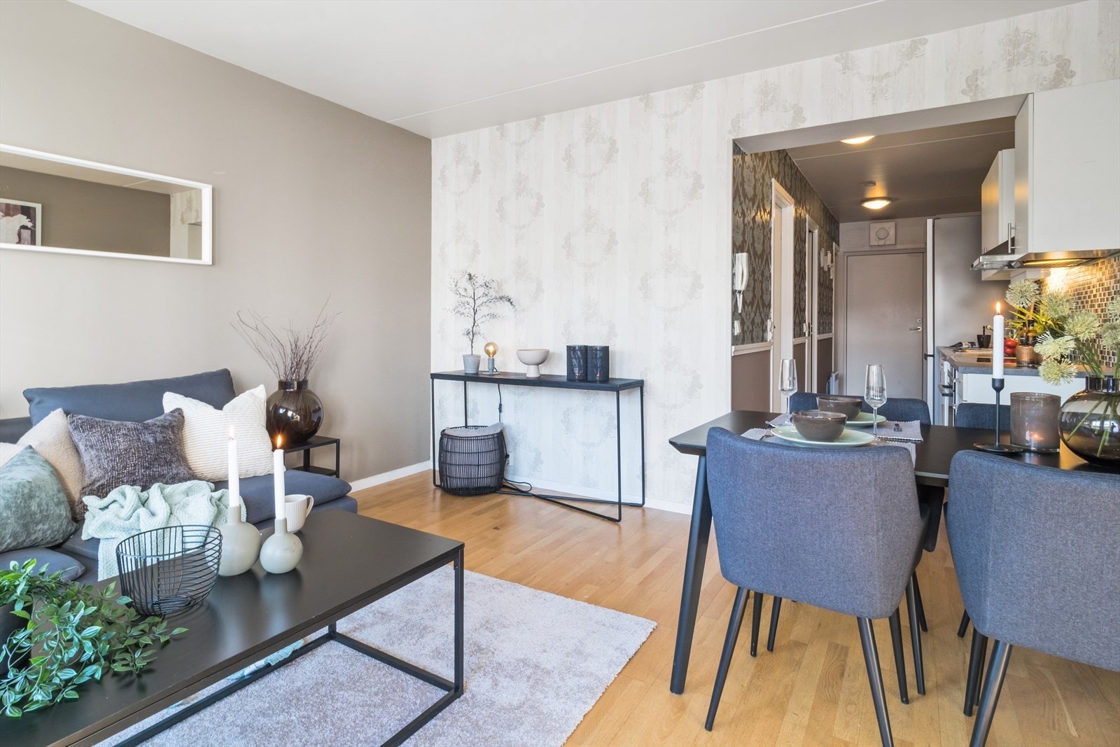 Eikeparkett på de fleste gulvflatene og veggene er malt i moderne farger, fondvegger med fine tapeter. Galleribilde