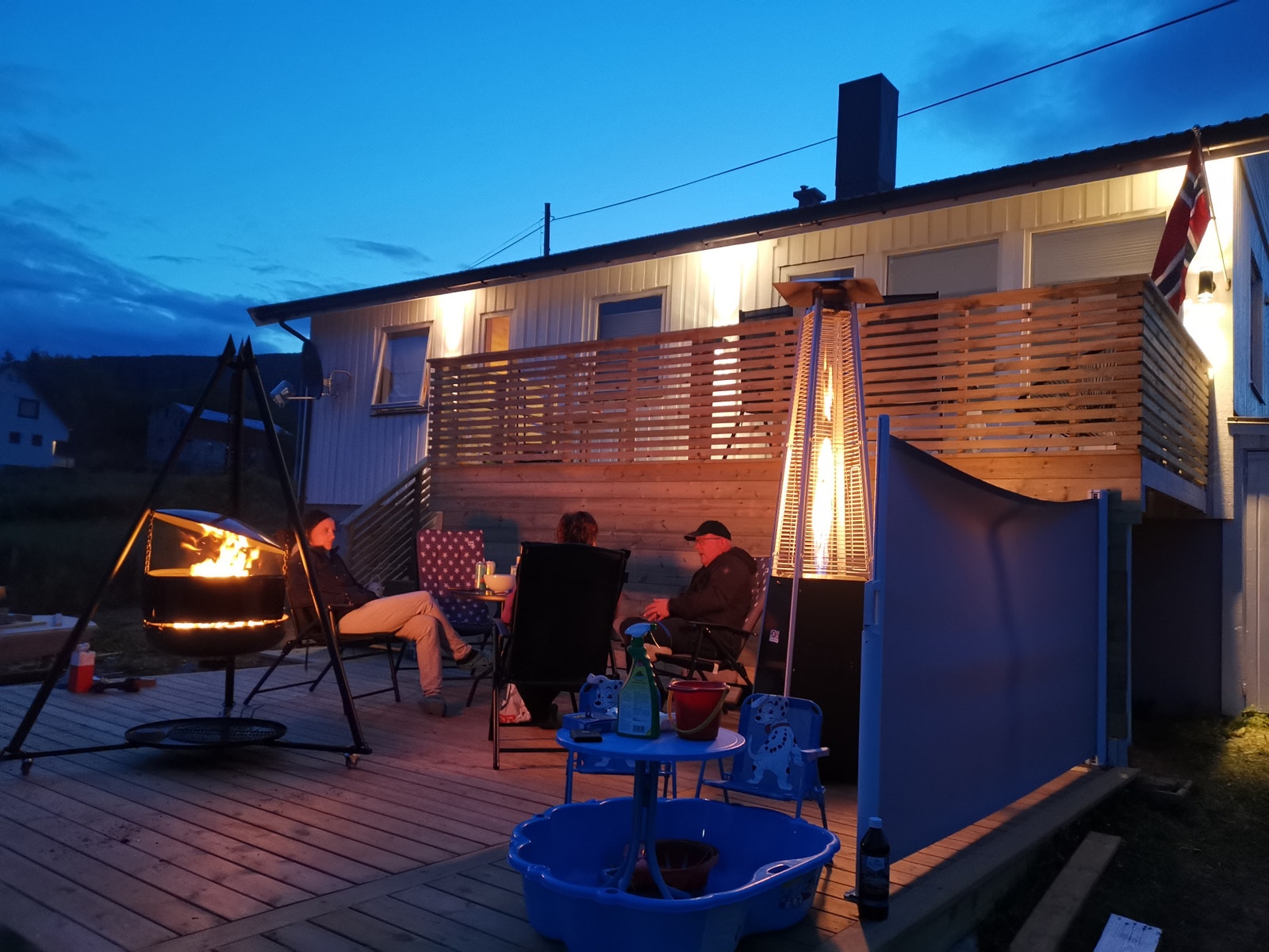 Nydelig ute om høsten, stor platting med trapp opp til veranda Galleribilde