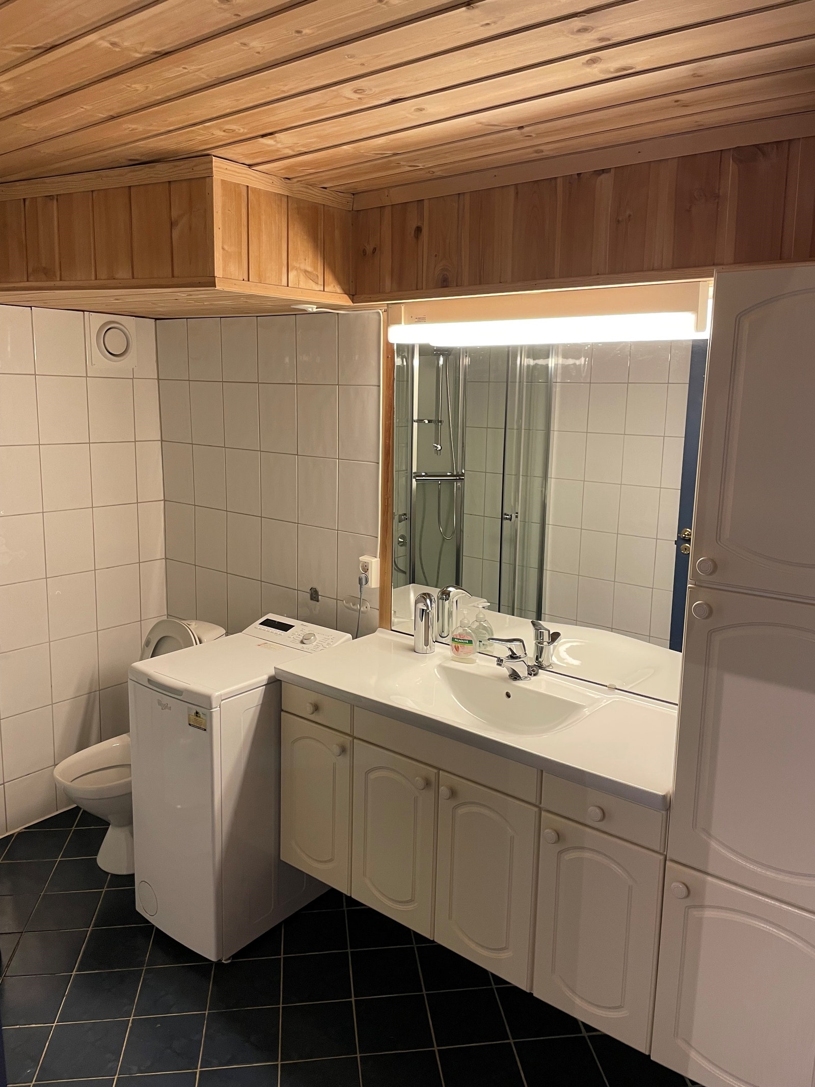 Bad med toppmatet vaskemaskin Galleribilde