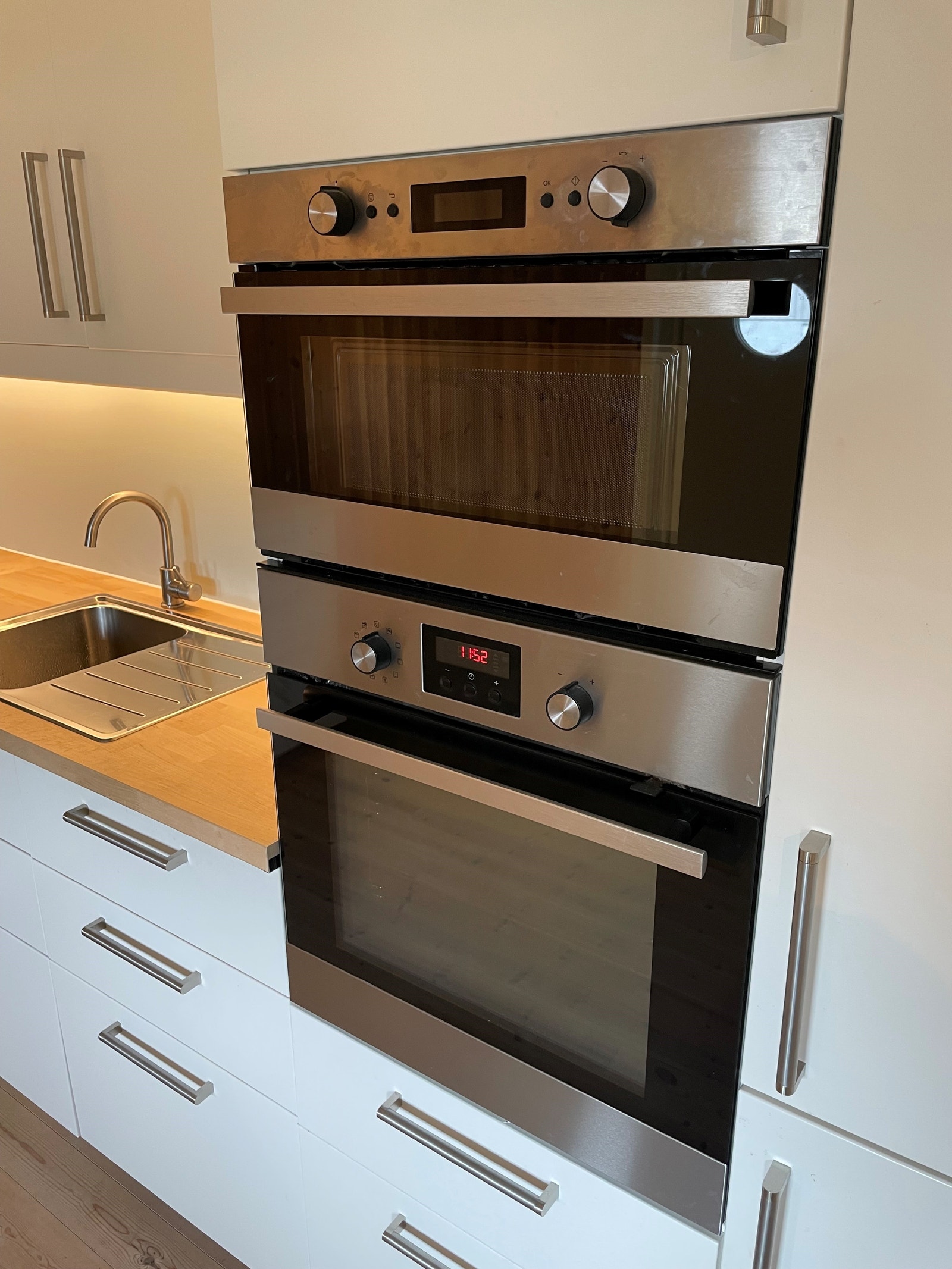 Stekeovn med mange stekebrett for den bakelystne, mikro Galleribilde