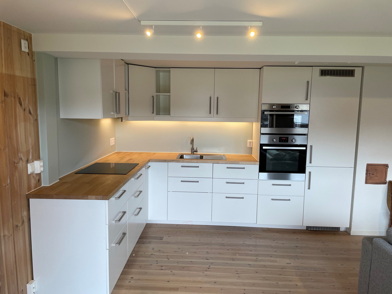 God skap- og benkeplass på kjøkkenet. Integrert ovn, mikro, kjøleskap/frys og oppvaskmaskin. Induksjonsplatetopp. Alt i utmerket stand. Galleribilde