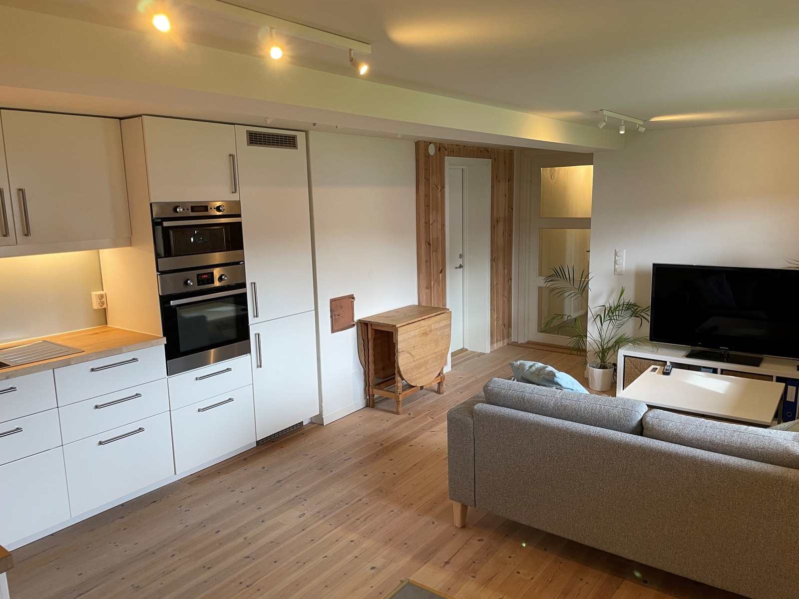 Gunstig plassering av spisebord, spisebordet kan følge med om ønskelig. Galleribilde