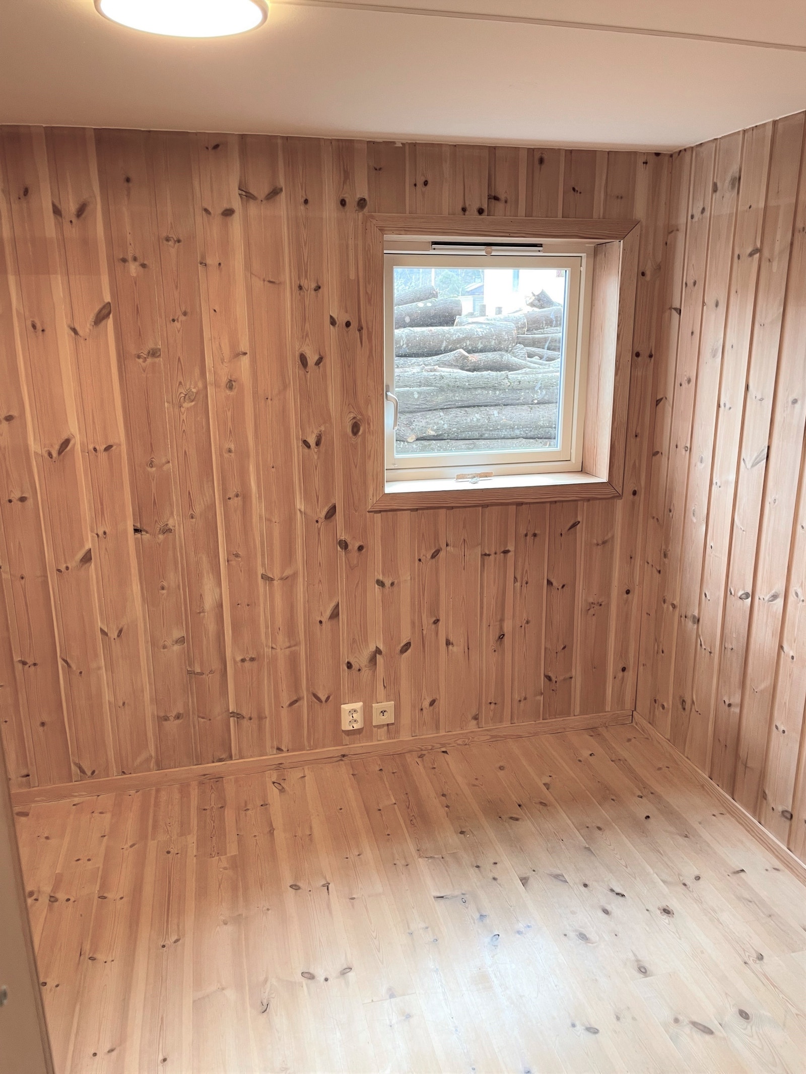 Soverom 2 - man får ikke helt inntrykk av soverommet her 8kvm Galleribilde