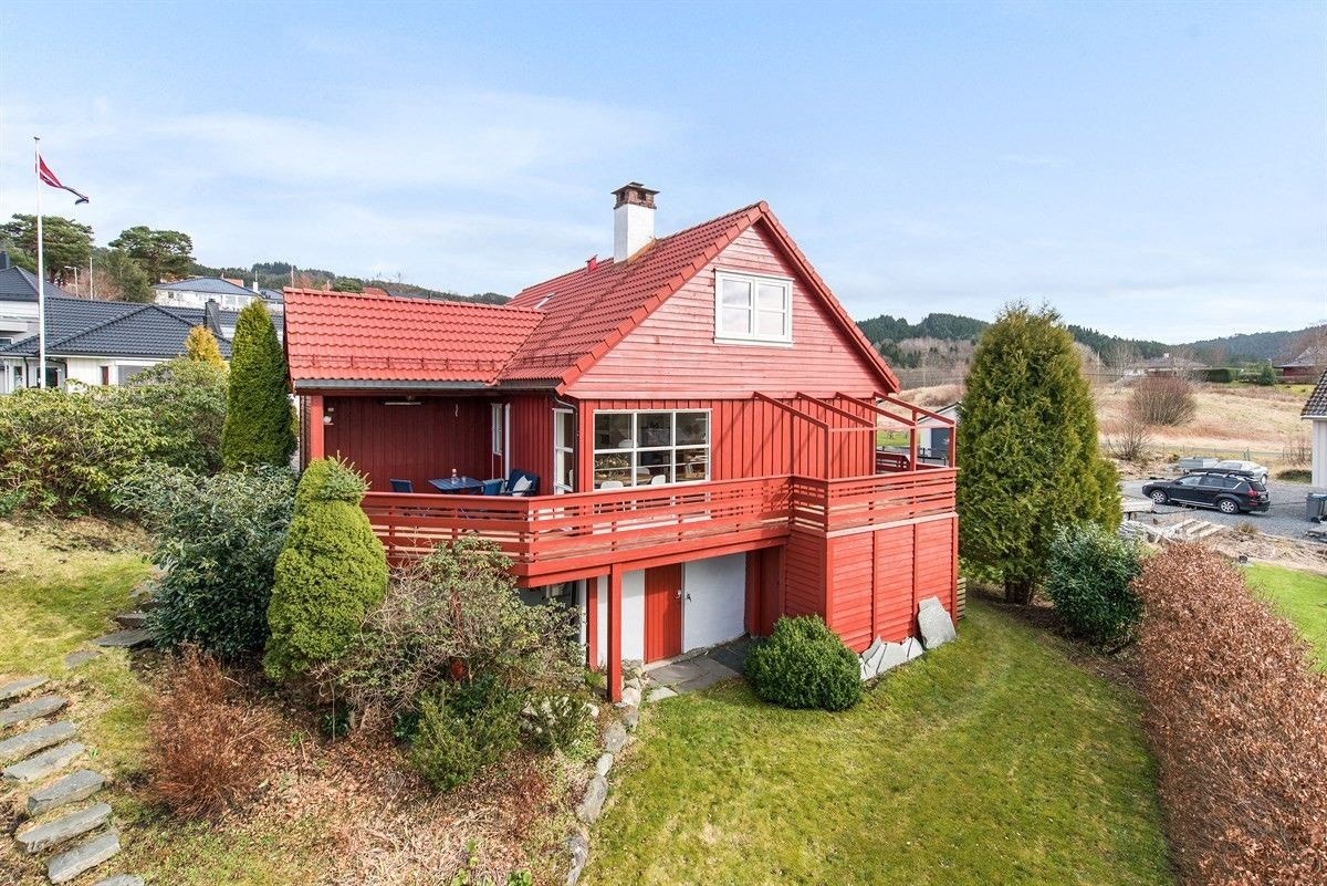 Fasade, leiligheten har egen inngang på andre siden av huset Galleribilde