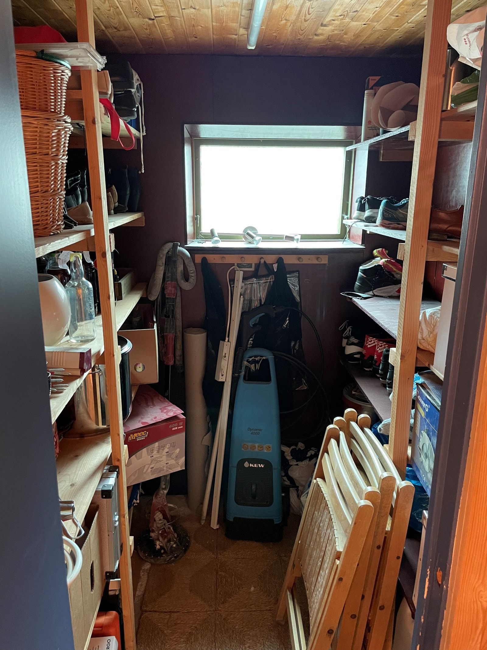 En av bodene, ryddes før utleie Galleribilde