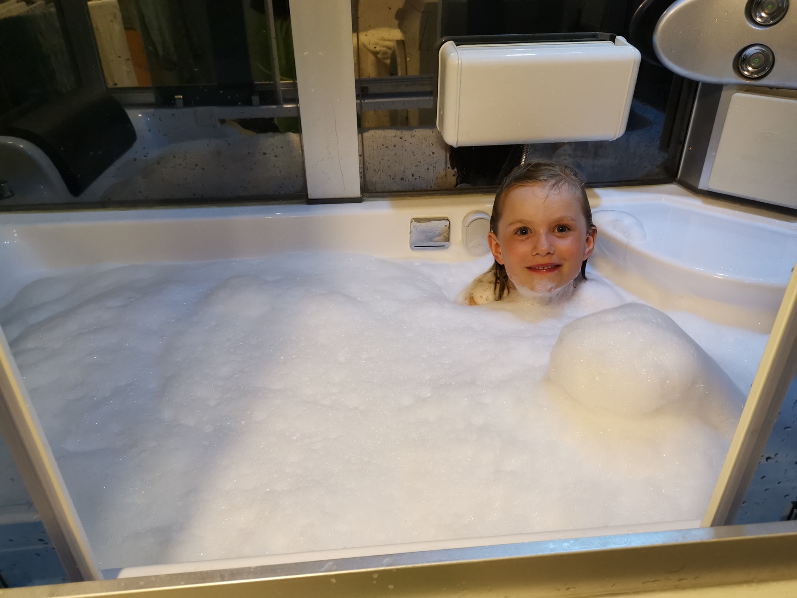 Stor sparmax dusjbad med boblefunksjon Galleribilde