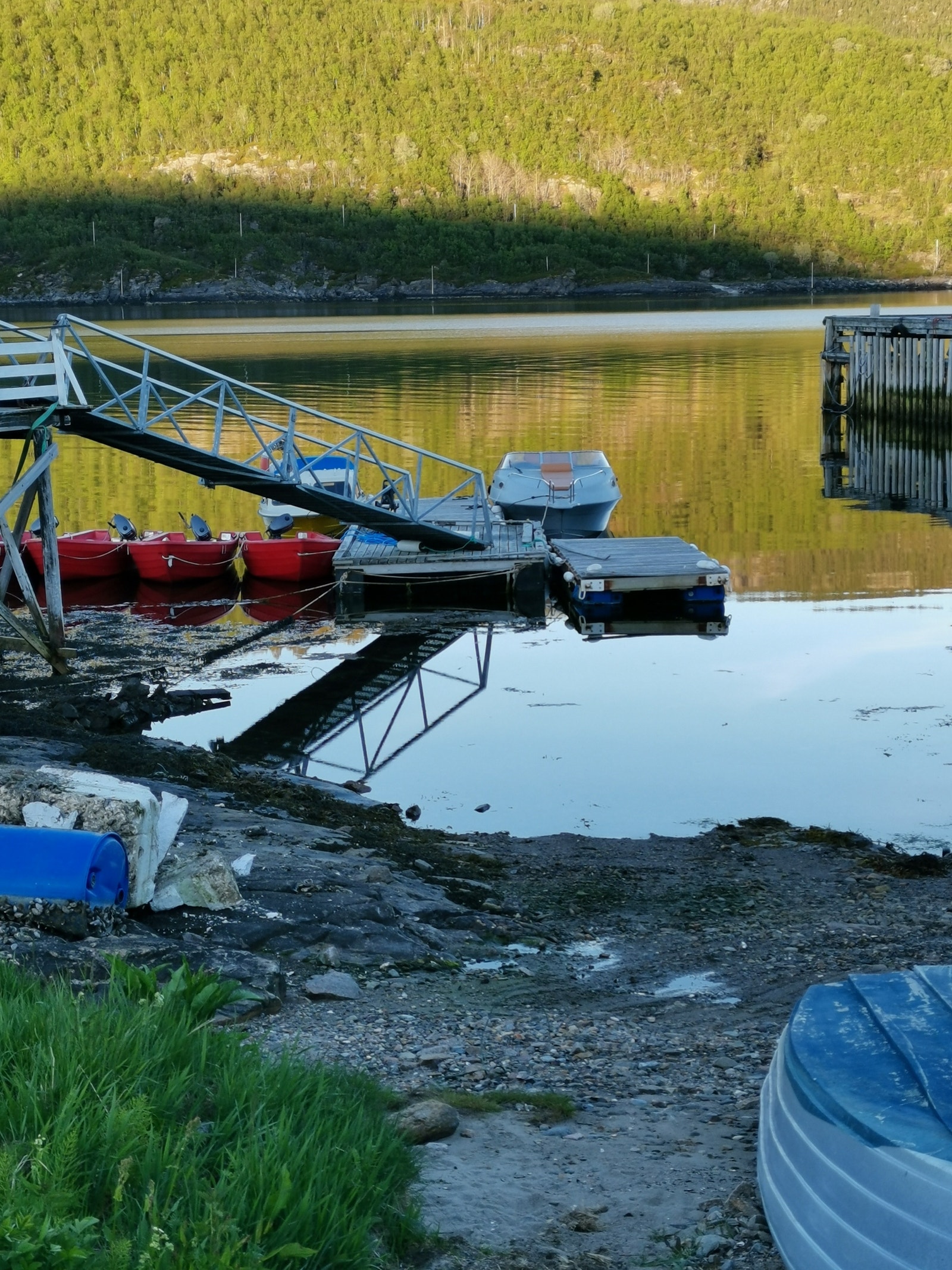 kaia ligger bare 500m fra hytta, de røde båtene kan leies i sommersesong Galleribilde