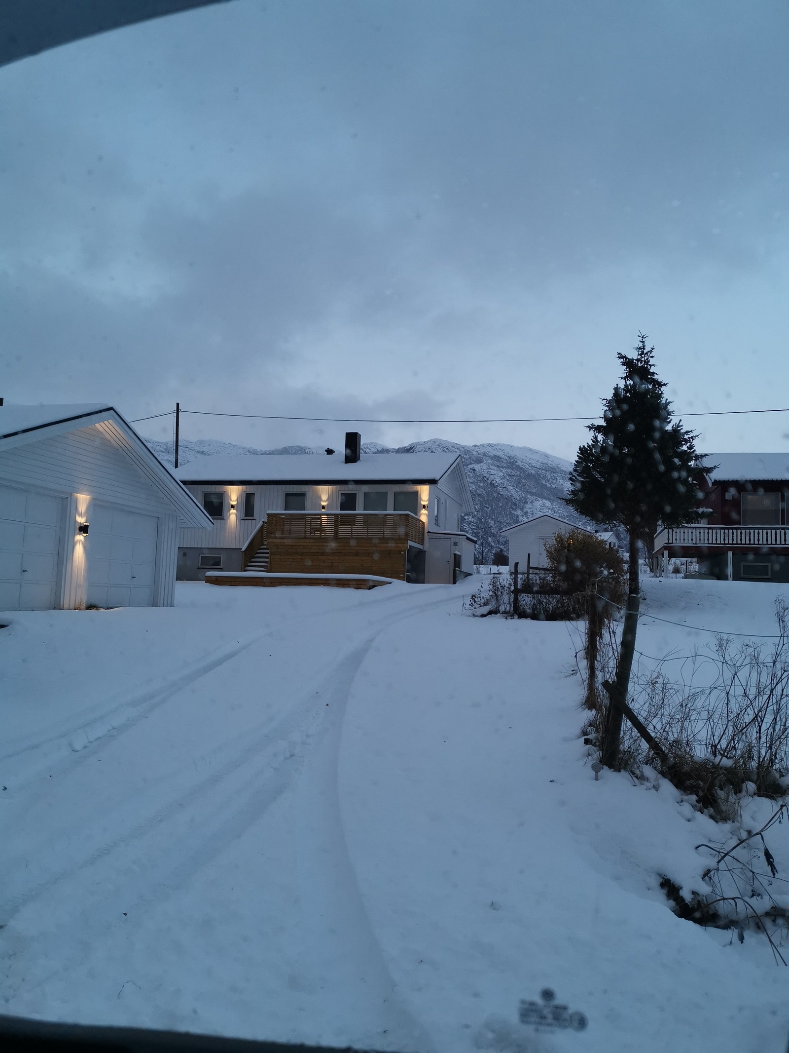 enkel adkomst helt til trappa og gode parkeringsmuligheter Galleribilde