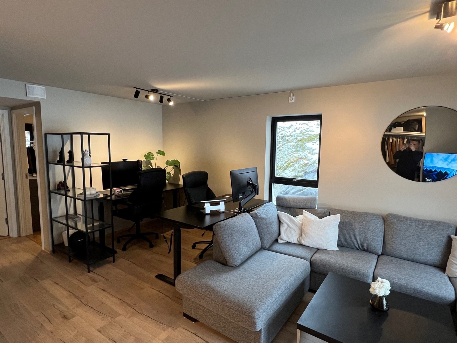 Stue - bilde 3. Plass til spisebord (her brukt som hjemmekontor) Galleribilde