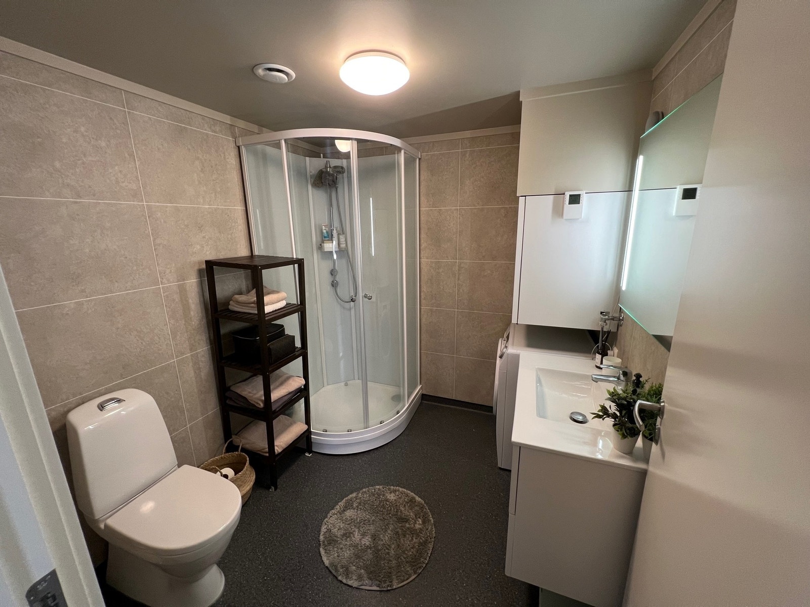 Bad med kombimaskin (vask/tørketrommet) Galleribilde