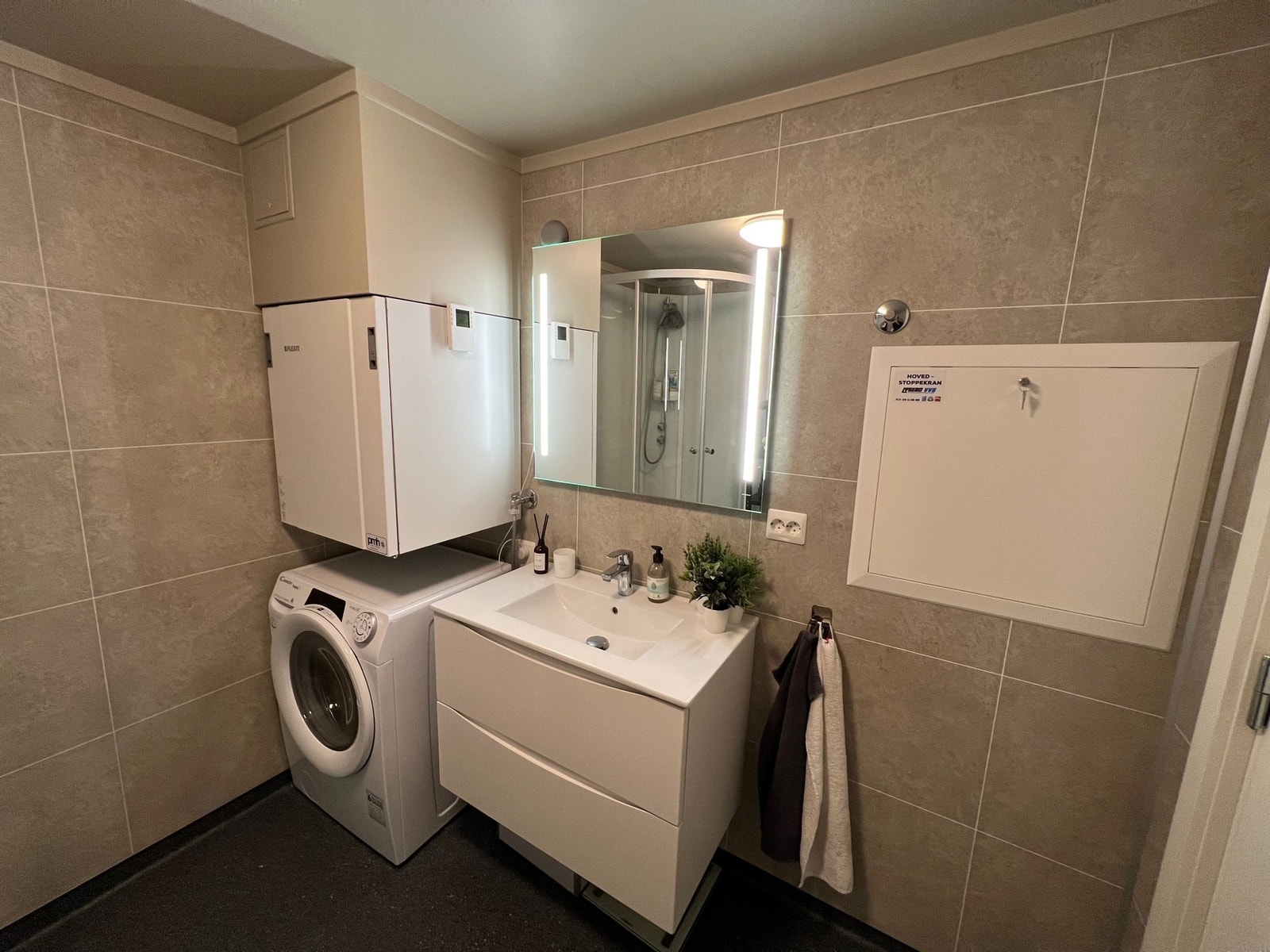 Fint bad med dusjkabinett, toalett, vask og kombimaskin. Galleribilde