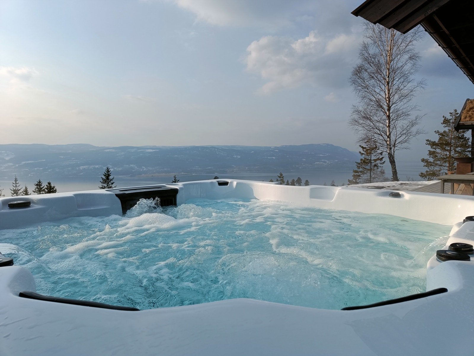 Man kan sitte i Jacuzzi og nyte fine utsikt og solnedganger over Mjøsa Galleribilde