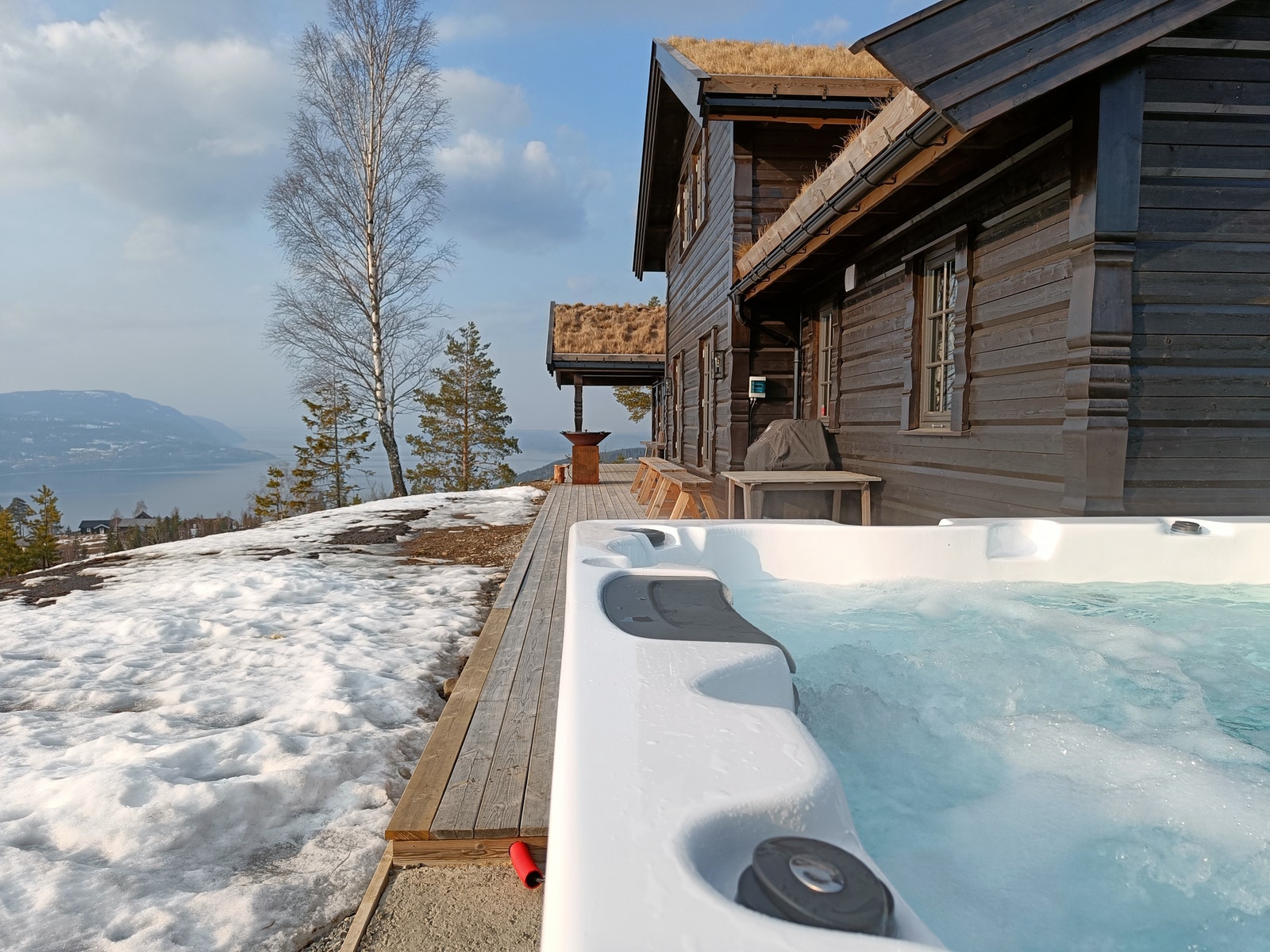 Man kan sitte i Jacuzzi og nyte fine utsikt og solnedganger over Mjøsa Galleribilde