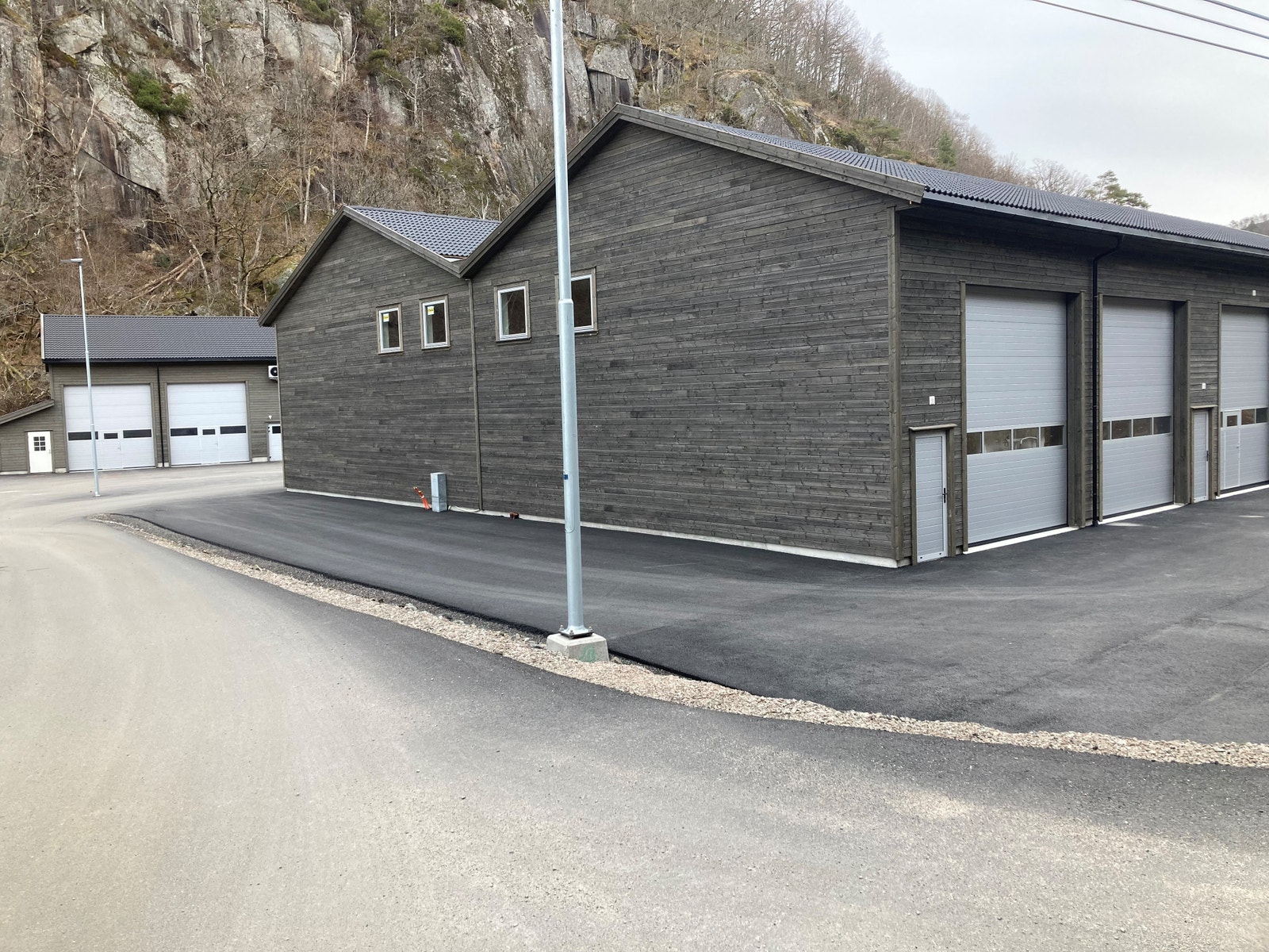 Bygg 2. Bygget ligger til høyre ved innkjøring fra Rosnesveien. Galleribilde