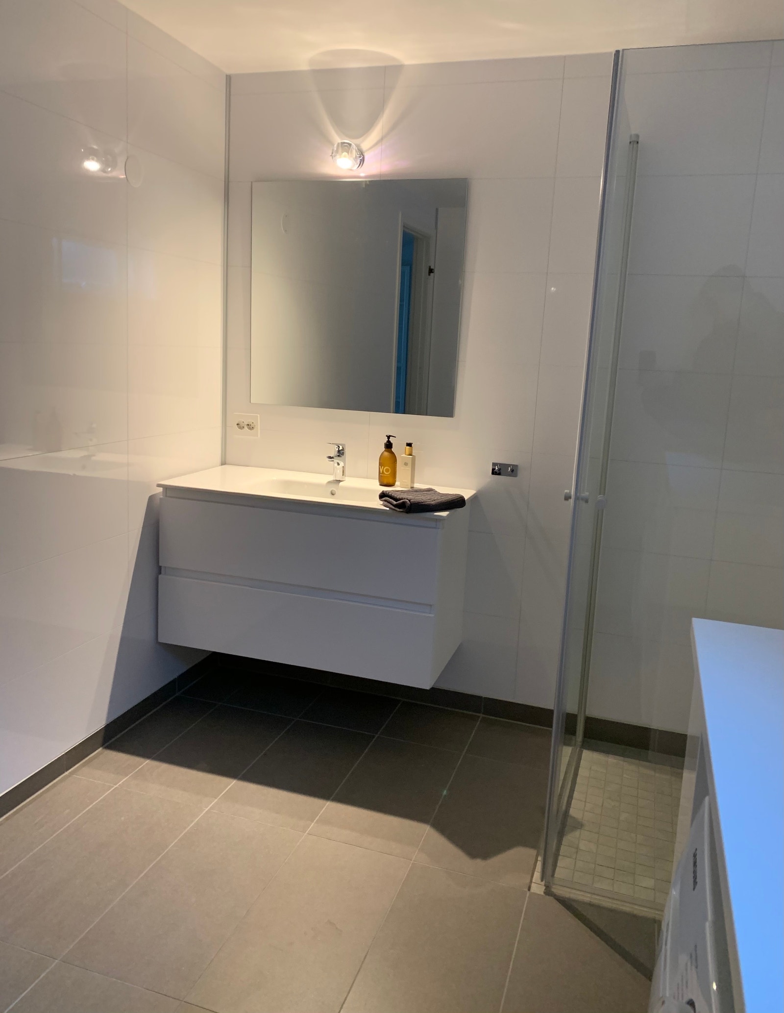 Nytt bad med vaskemaskin/tørketrommel Galleribilde
