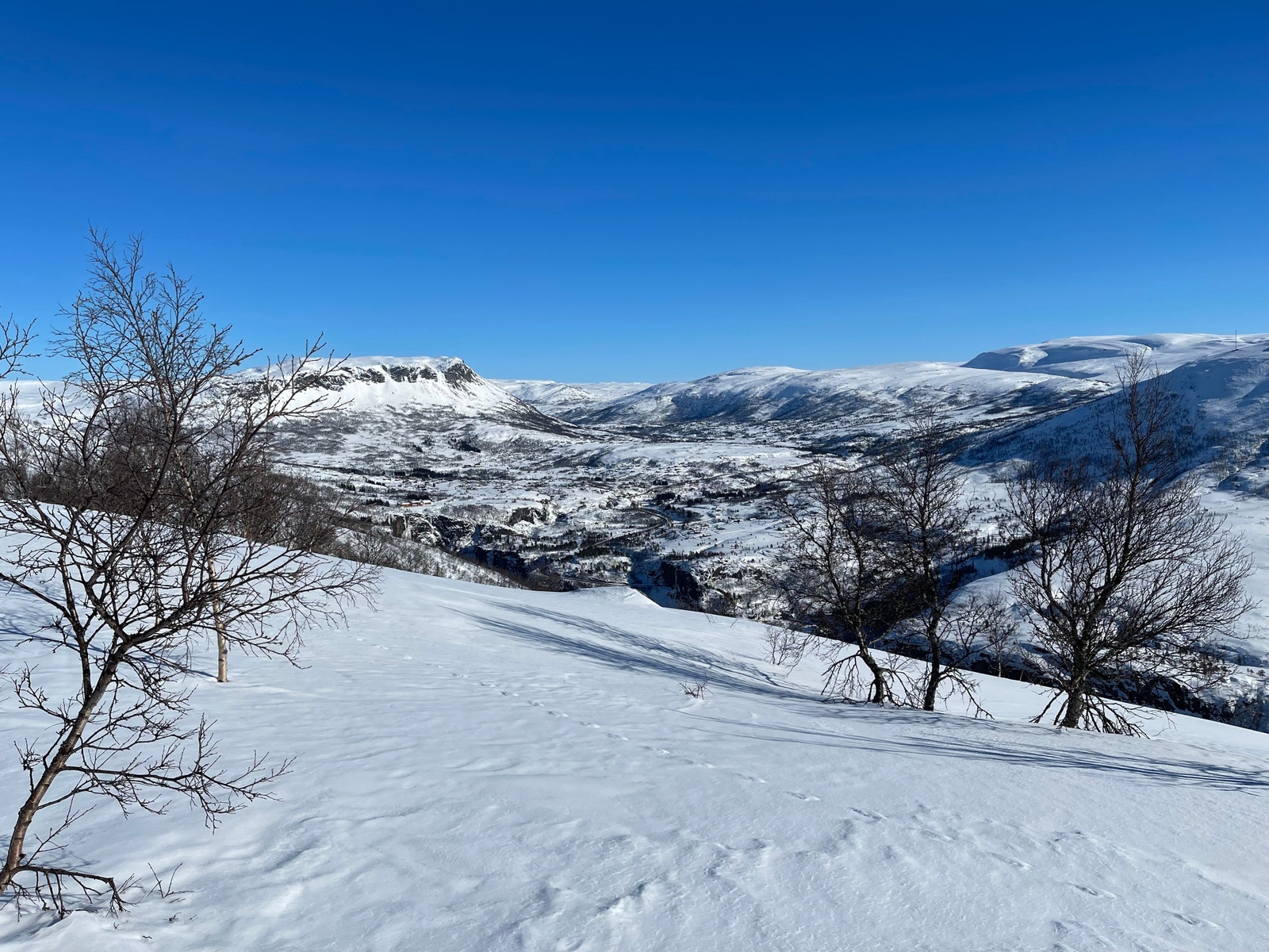 Utsikt mot Åstestølen, Fossli og Grytehorgi.
Bildet er tatt fra Hengelia. Mars 2022. Galleribilde