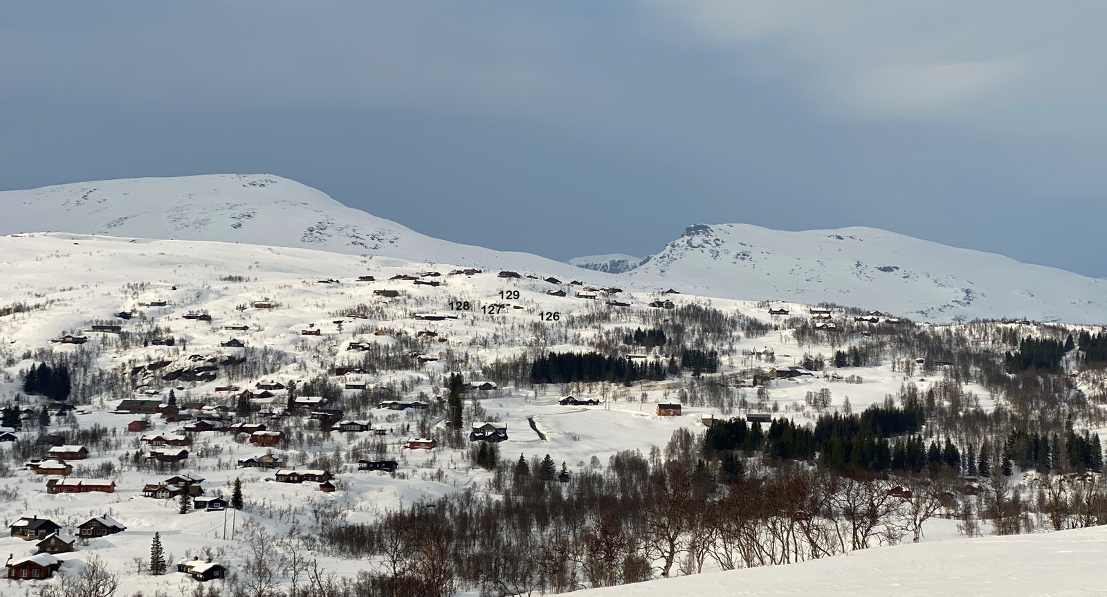 Viser de tre siste hyttetomtene, 126, 127 og 128 i Åstestølen hyttefelt. Tomt 129 er solgt.
Bildet er tatt fra Leite, ovenfor Liseth. Mars 2022. Galleribilde
