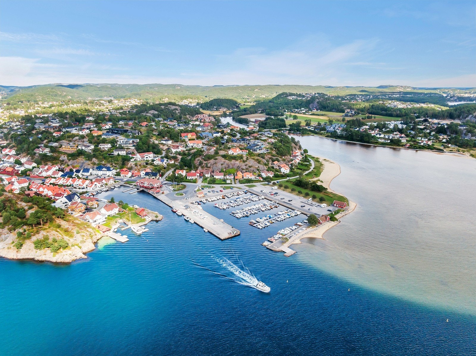 Høllen, Søgnes "fiskebrygge" hvor det er ekstra mye liv om sommeren, men også mange som går turer til resten av året. Her samles Søgnefolket for isspising og bading. Galleribilde