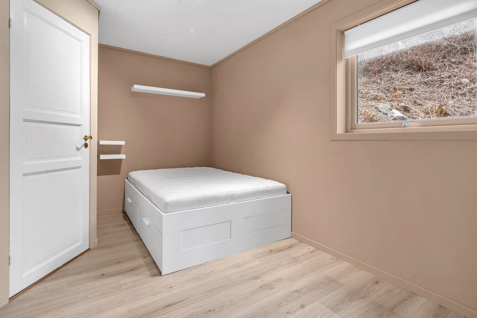 Soverom 1 med 140 seng, oppbevaring under Galleribilde