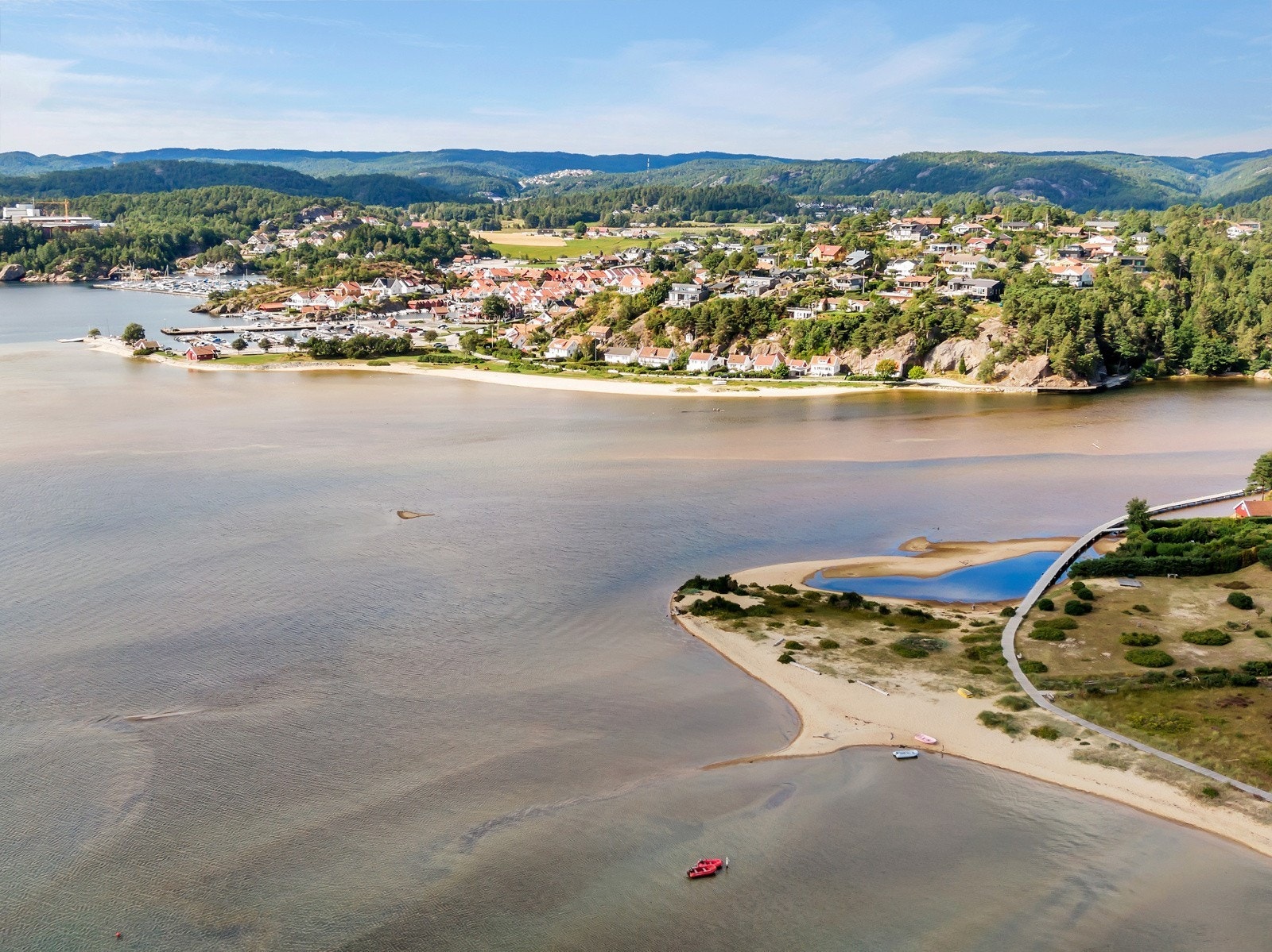 Man kan vasse fra Årosstranda over til Høllen for å kjøpe is og så gå tilbake igjen. Det er 5 min å kjøre, eller 2 km å spasere fra boligen. Galleribilde