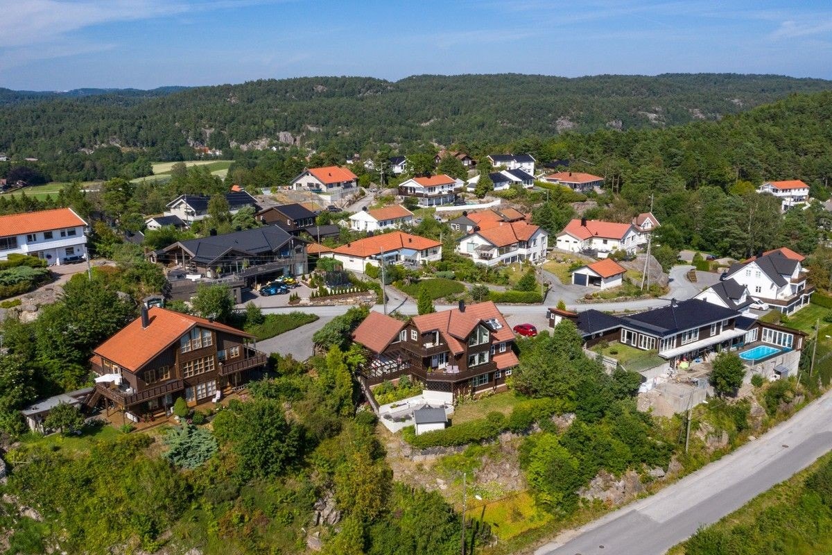 Dronebilde. Trærne i hagen foran utleiedel-verandaen er nå fjernet. Galleribilde