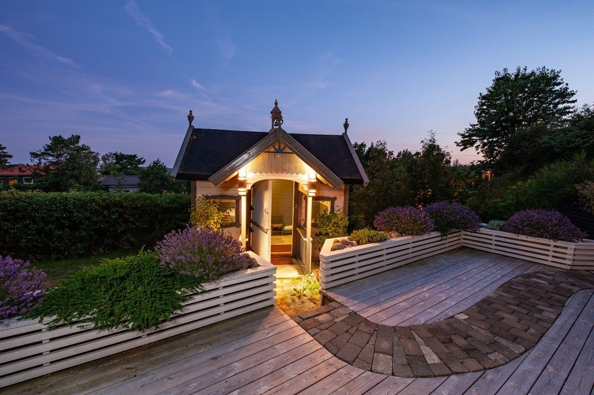 Hagen er pent belyst om kvelden Galleribilde