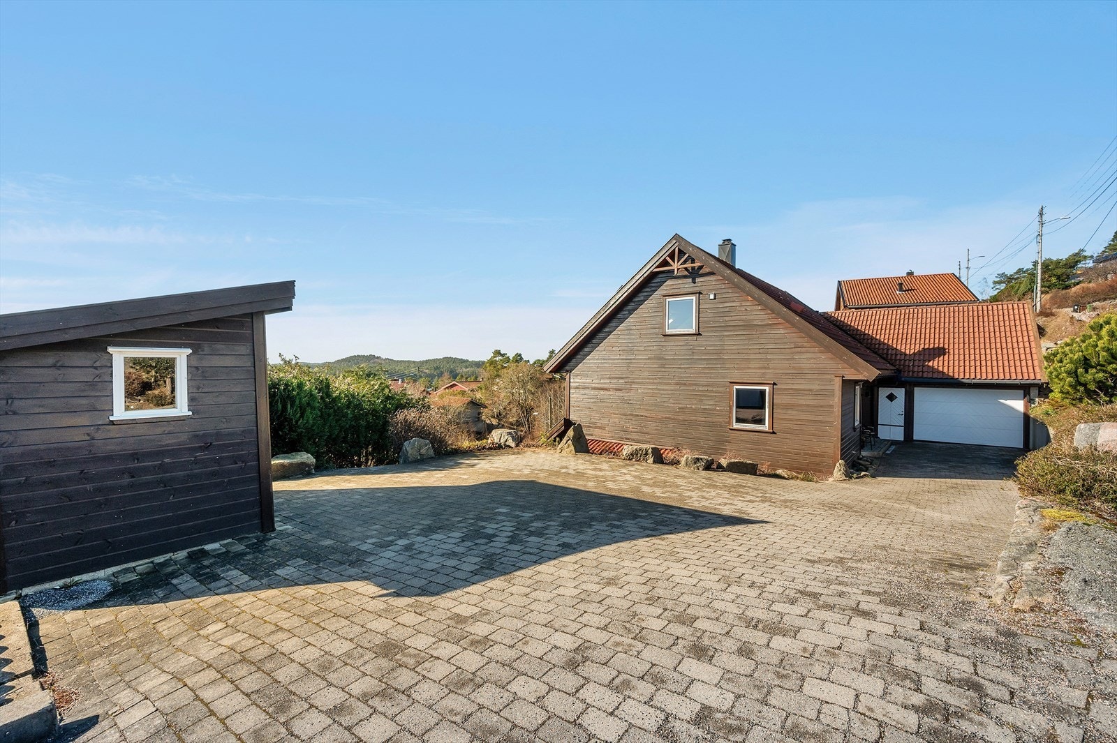 Godt med parkering på tomten, både i innkjørsel og på veien nedenfor med egen trapp opp til hage Galleribilde