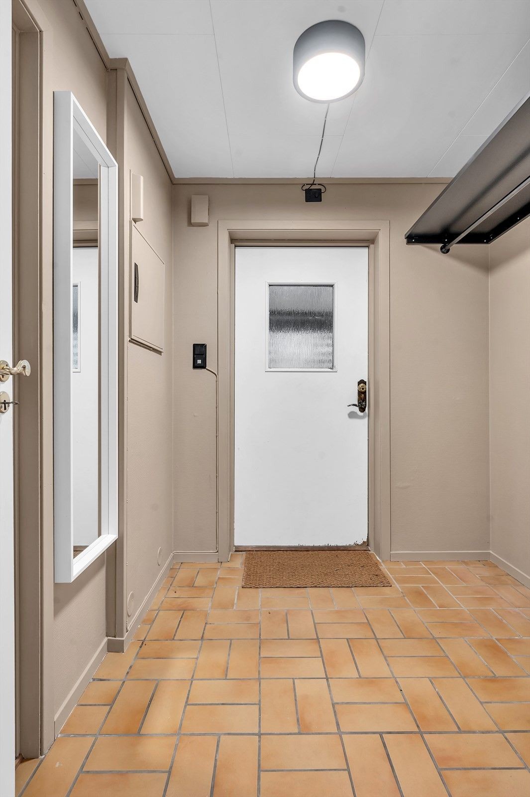 Leiligheten inneholder 2 soverom, bad/vaskerom, stue/kjøkken, gang samt en innebod, fin terrasse og tilgang til hage/uteområde Galleribilde