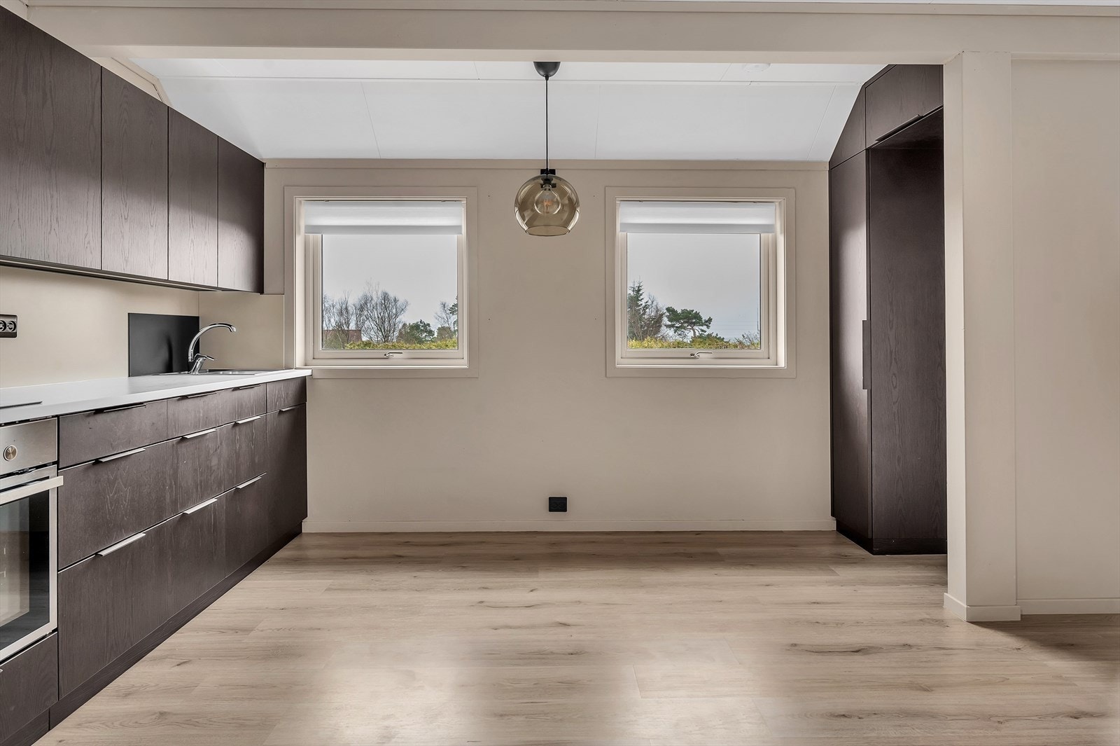 Det ble også laget en praktisk nisje med spesialtilpasset innredning og plass til et frittstående kjøleskap (til høyre i bildet) Galleribilde